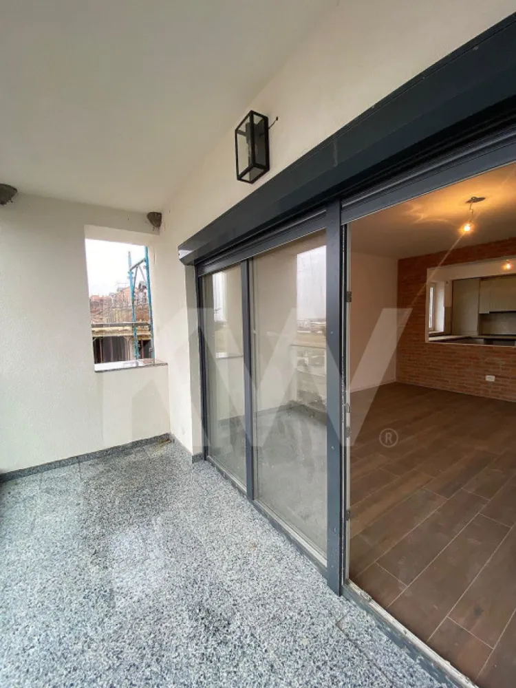 Apartament tip Penthouse- Zona Industrială Vest - Încălzire în pardoseală - Îți dorești să locuiești într-un apartament care face parte dintr-un ansamblu rezidențial exclusivist? 
Dacă răspunsul este da, îți prezentăm un apartament, decomandat, cu suprafața utilă de 77,83 mp și o terasă de 5,65 mp , situat într-o zonă foarte liniștită, Zona Industrială Vest din Sibiu. Ansamblul din care face parte apartamentul beneficiază de spații verzi și o priveliște superbă către munți. 
Apartamentul se predă la stadiul de cheie și 1 loc de parcare inclus în prețul apartamentului. 
Modalități de plată acceptate: cash, credit ipotecar, rate la dezvoltator, în așa fel încât să fie adaptate nevoilor clientului.
Vă așteptăm la vizionare!