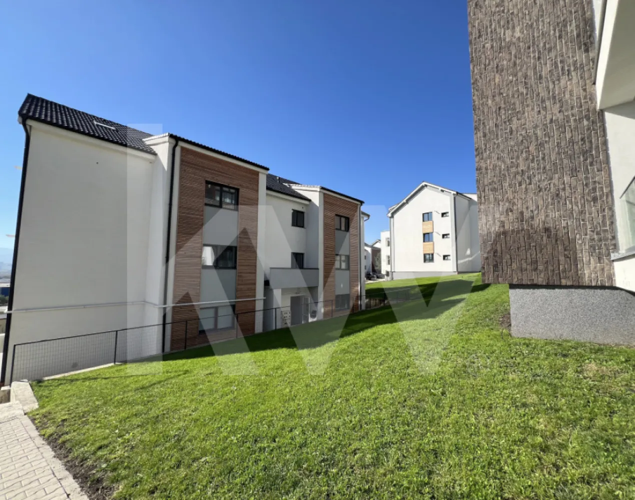 Apartament - Zona Industrială Vest - Încălzire în pardoseală - Îți dorești să locuiești într-un apartament care face parte dintr-un ansamblu rezidențial exclusivist? 
Dacă răspunsul este da, îți prezentăm un apartament, decomandat, cu suprafața utilă de 71,25 mp și o terasă de 11,88 mp , situat într-o zonă foarte liniștită, Zona Industrială Vest din Sibiu. Ansamblul din care face parte apartamentul beneficiază de spații verzi și o priveliște superbă către munți. 
Apartamentul se predă la stadiul de cheie și 1 loc de parcare inclus în prețul apartamentului. 
Modalități de plată acceptate: cash, credit ipotecar, rate la dezvoltator, în așa fel încât să fie adaptate nevoilor clientului.
Vă așteptăm la vizionare!