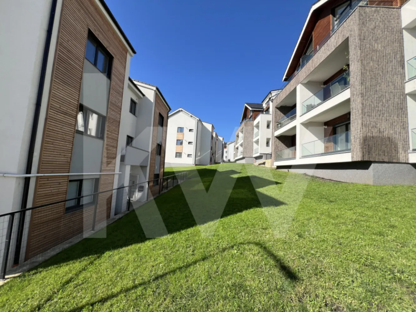 Apartament - Zona Industrială Vest - Încălzire în pardoseală - Îți dorești să locuiești într-un apartament care face parte dintr-un ansamblu rezidențial exclusivist? 
Dacă răspunsul este da, îți prezentăm un apartament, decomandat, cu suprafața utilă de 71,25 mp și o terasă de 11,88 mp , situat într-o zonă foarte liniștită, Zona Industrială Vest din Sibiu. Ansamblul din care face parte apartamentul beneficiază de spații verzi și o priveliște superbă către munți. 
Apartamentul se predă la stadiul de cheie și 1 loc de parcare inclus în prețul apartamentului. 
Modalități de plată acceptate: cash, credit ipotecar, rate la dezvoltator, în așa fel încât să fie adaptate nevoilor clientului.
Vă așteptăm la vizionare!