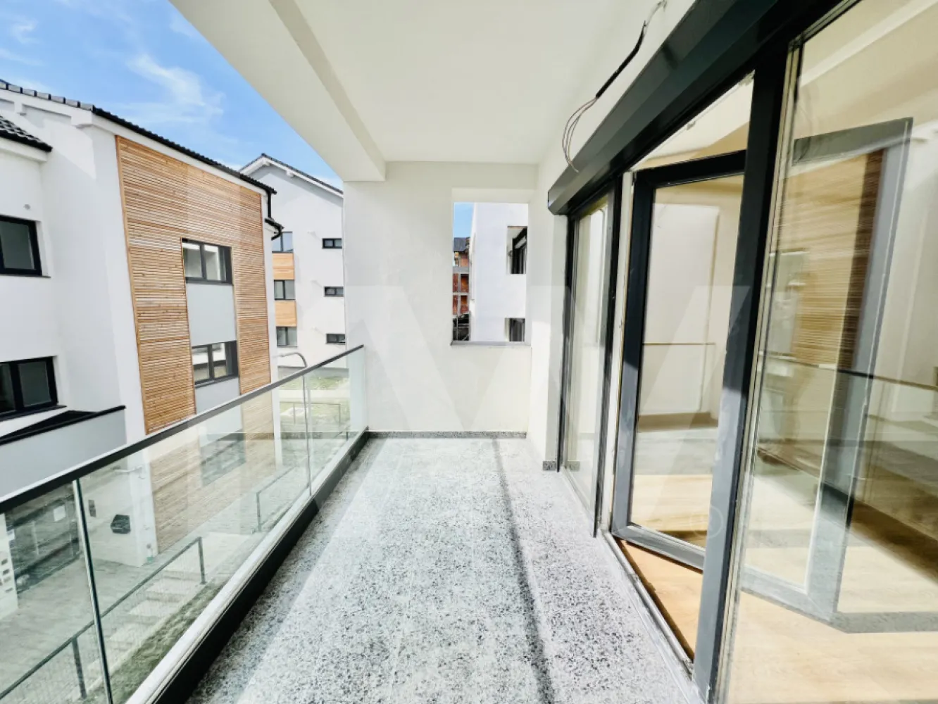 Apartament - Zona Industrială Vest - Încălzire în pardoseală - Îți dorești să locuiești într-un apartament care face parte dintr-un ansamblu rezidențial exclusivist? 
Dacă răspunsul este da, îți prezentăm un apartament cu suprafața utilă de 37,45 mp și o terasă de 5,65 mp , situat într-o zonă foarte liniștită, Zona Industrială Vest din Sibiu. Ansamblul din care face parte apartamentul beneficiază de spații verzi și o priveliște superbă către munți. 
Apartamentul se predă la stadiul de cheie și 1 loc de parcare inclus în prețul apartamentului. 
Modalități de plată acceptate: cash, credit ipotecar, rate la dezvoltator, în așa fel încât să fie adaptate nevoilor clientului.
Vă așteptăm la vizionare!