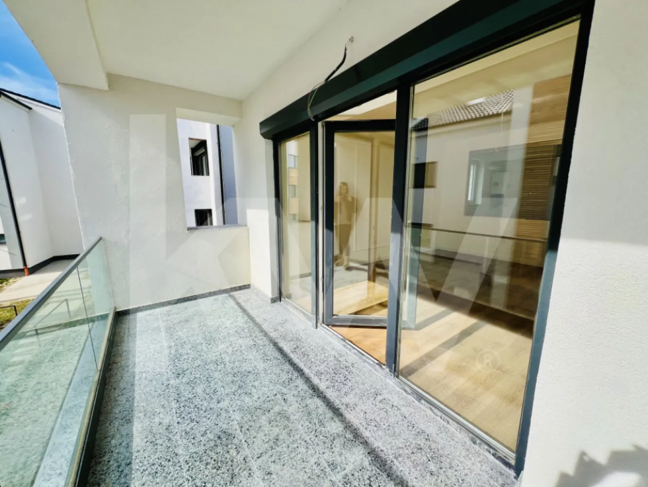 Apartament - Zona Industrială Vest - Încălzire în pardoseală - Îți dorești să locuiești într-un apartament care face parte dintr-un ansamblu rezidențial exclusivist? 
Dacă răspunsul este da, îți prezentăm un apartament cu suprafața utilă de 37,45 mp și o terasă de 5,65 mp , situat într-o zonă foarte liniștită, Zona Industrială Vest din Sibiu. Ansamblul din care face parte apartamentul beneficiază de spații verzi și o priveliște superbă către munți. 
Apartamentul se predă la stadiul de cheie și 1 loc de parcare inclus în prețul apartamentului. 
Modalități de plată acceptate: cash, credit ipotecar, rate la dezvoltator, în așa fel încât să fie adaptate nevoilor clientului.
Vă așteptăm la vizionare!