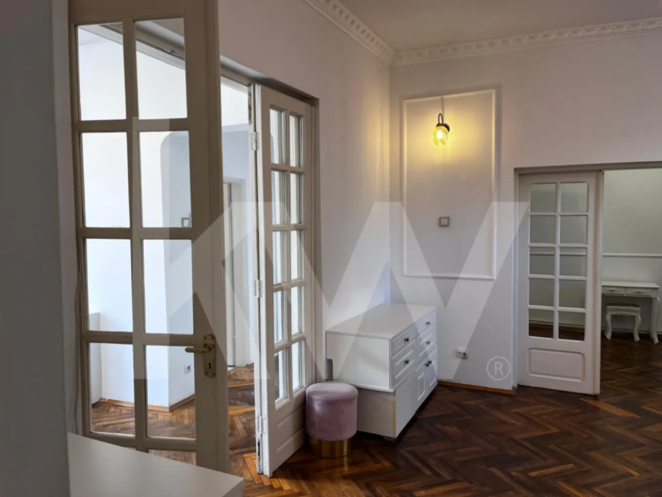 Apartament 3 camere de închiriat – liniște, accesibilitate și viață urbană - Apartament 3 camere de închiriat – liniște, accesibilitate și viață urbană
Se oferă spre închiriere un apartament cu 3 camere, cu o suprafață totală de 68,99 mp, situat într-o zonă centrală, dar surprinzător de liniștită, ideală atât pentru studenți, cupluri tinere, cât și pentru tineri profesioniști.
📍 Strada Aurel Vlaicu nr. 137, Sector 2
🚇 Metrou la 50 m – acces rapid către ASE, Piața Romană și Universitate
Apartamentul beneficiază de o compartimentare practică, potrivită pentru:
•	un cuplu care își dorește confort și proximitate față de centrul orașului
•	studenți care doresc să împartă locuința
•	persoane active, cu un stil de viață urban
În imediata apropiere se află:
•	facultăți de prestigiu (ASE)
•	magazine, bănci, spitale, școli și grădinițe
•	parcurile Ioanid, Grădina Icoanei și Circului, ideale pentru relaxare sau plimbări
Un apartament care îmbină liniștea, accesul rapid și avantajele unei zone centrale.
Perioada de închiriere este de minim un an şi modalitatea de plată standard: o lună avans plus o lună garanţie.
