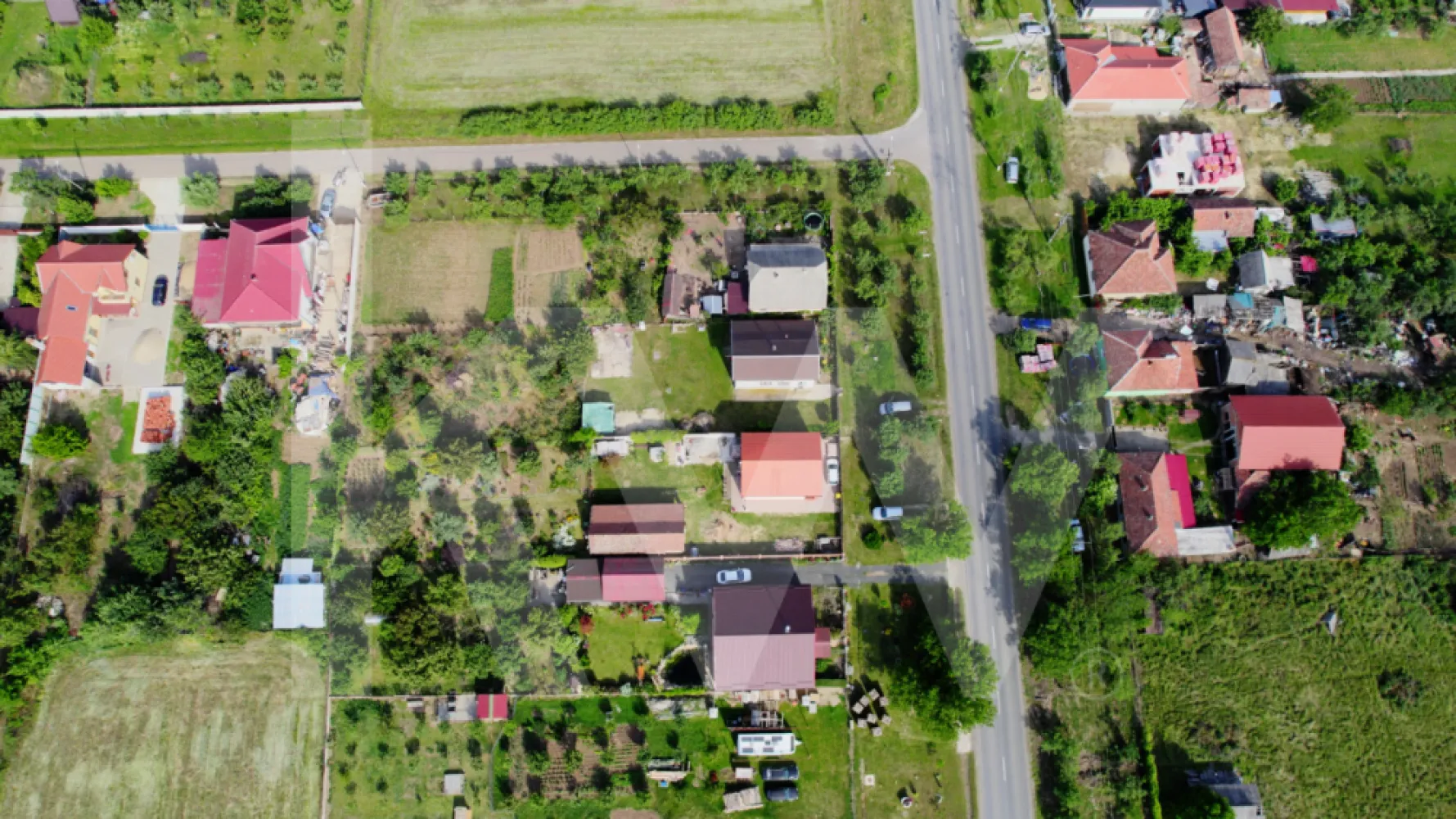Casă spațioasă în Frumușeni, cu teren generos de 1200 mp - Casă ideală pentru o familie numeroasă sau pentru cei care caută liniște, spațiu și apropiere de natură. Situată chiar pe strada principală din Frumușeni, într-o zonă liniștită, aproape de râul Mureș, această proprietate îmbină confortul interior cu un exterior generos.

✔️ Suprafață utilă 200 mp, perfect compartimentată
✔️ 4 dormitoare – spațiu suficient pentru toți ai casei
✔️ 2 bucătării – util pentru familii extinse sau pentru a amenaja o zonă de vară
✔️ 2 băi – confort zilnic asigurat
✔️ Spații tehnice și de depozitare – organizare eficientă
✔️ Curte mare + grădină imensă – loc de joacă, relaxare, grădinărit sau proiecte personale
✔️ Teren total 1200 mp – ideal și pentru extindere sau construcții auxiliare

📍 Zonă liniștită, cu acces facil, ideală pentru cei care își doresc viață la curte, dar aproape de oraș.

📞 Contactează-ne pentru mai multe detalii sau pentru o vizionare. Această casă poate fi exact ce cauți.
