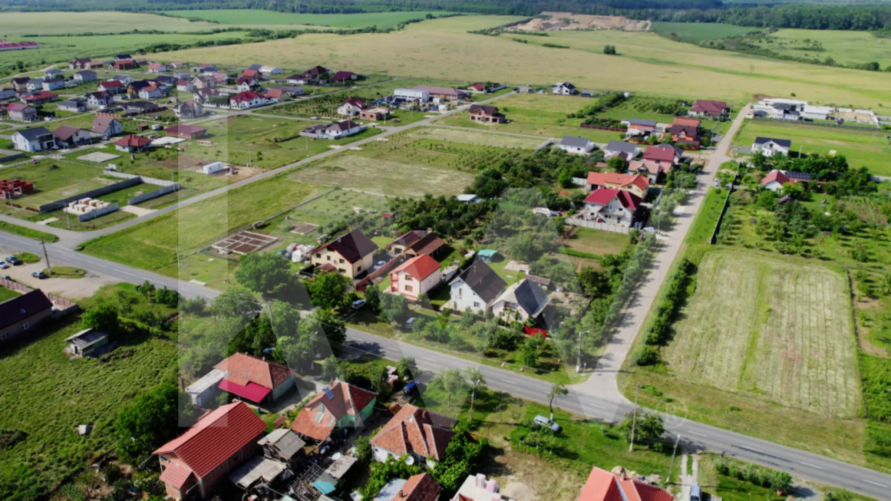 Casă spațioasă în Frumușeni, cu teren generos de 1200 mp - Casă ideală pentru o familie numeroasă sau pentru cei care caută liniște, spațiu și apropiere de natură. Situată chiar pe strada principală din Frumușeni, într-o zonă liniștită, aproape de râul Mureș, această proprietate îmbină confortul interior cu un exterior generos.

✔️ Suprafață utilă 200 mp, perfect compartimentată
✔️ 4 dormitoare – spațiu suficient pentru toți ai casei
✔️ 2 bucătării – util pentru familii extinse sau pentru a amenaja o zonă de vară
✔️ 2 băi – confort zilnic asigurat
✔️ Spații tehnice și de depozitare – organizare eficientă
✔️ Curte mare + grădină imensă – loc de joacă, relaxare, grădinărit sau proiecte personale
✔️ Teren total 1200 mp – ideal și pentru extindere sau construcții auxiliare

📍 Zonă liniștită, cu acces facil, ideală pentru cei care își doresc viață la curte, dar aproape de oraș.

📞 Contactează-ne pentru mai multe detalii sau pentru o vizionare. Această casă poate fi exact ce cauți.
