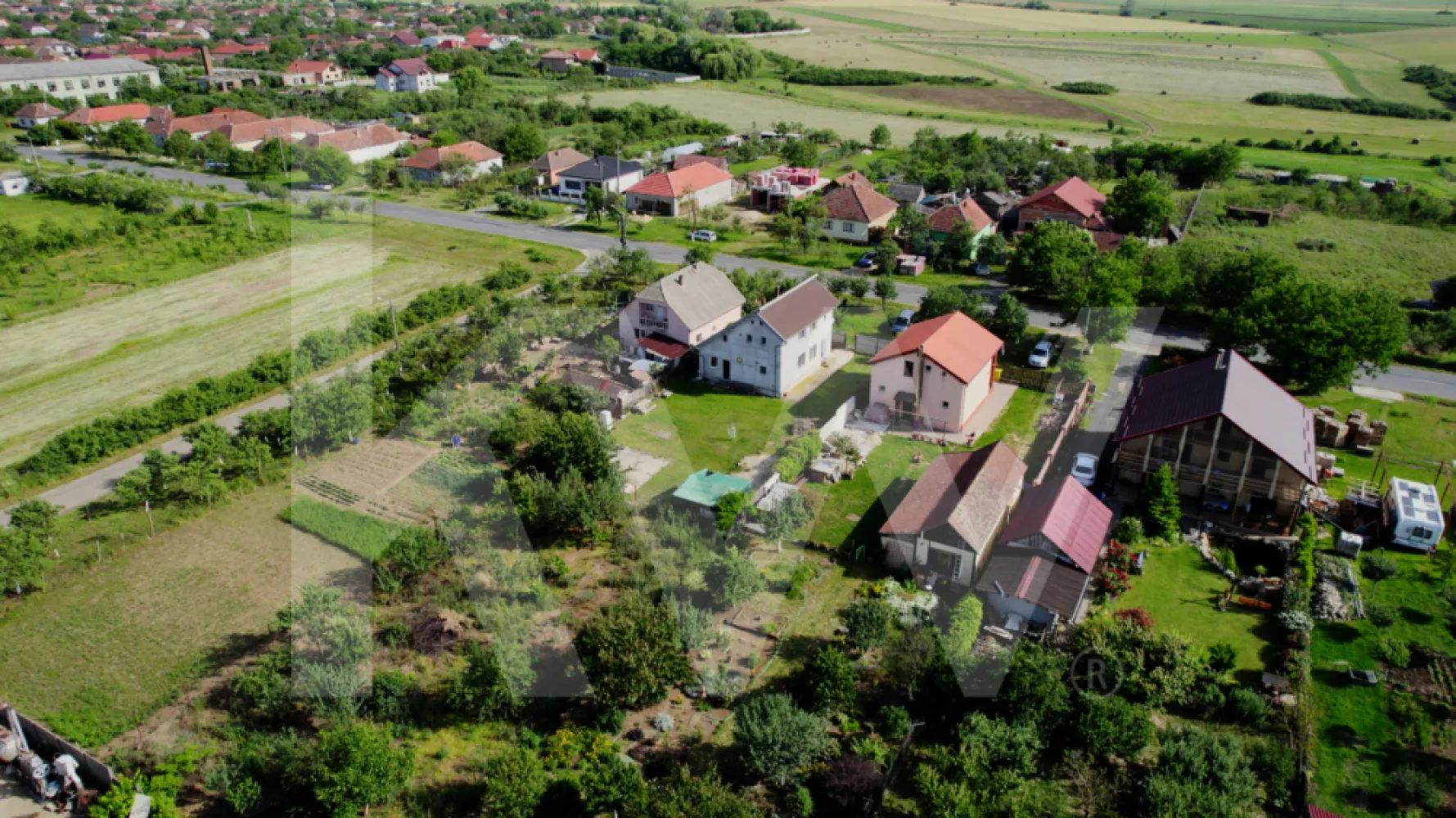 Casă spațioasă în Frumușeni, cu teren generos de 1200 mp - Casă ideală pentru o familie numeroasă sau pentru cei care caută liniște, spațiu și apropiere de natură. Situată chiar pe strada principală din Frumușeni, într-o zonă liniștită, aproape de râul Mureș, această proprietate îmbină confortul interior cu un exterior generos.

✔️ Suprafață utilă 200 mp, perfect compartimentată
✔️ 4 dormitoare – spațiu suficient pentru toți ai casei
✔️ 2 bucătării – util pentru familii extinse sau pentru a amenaja o zonă de vară
✔️ 2 băi – confort zilnic asigurat
✔️ Spații tehnice și de depozitare – organizare eficientă
✔️ Curte mare + grădină imensă – loc de joacă, relaxare, grădinărit sau proiecte personale
✔️ Teren total 1200 mp – ideal și pentru extindere sau construcții auxiliare

📍 Zonă liniștită, cu acces facil, ideală pentru cei care își doresc viață la curte, dar aproape de oraș.

📞 Contactează-ne pentru mai multe detalii sau pentru o vizionare. Această casă poate fi exact ce cauți.
