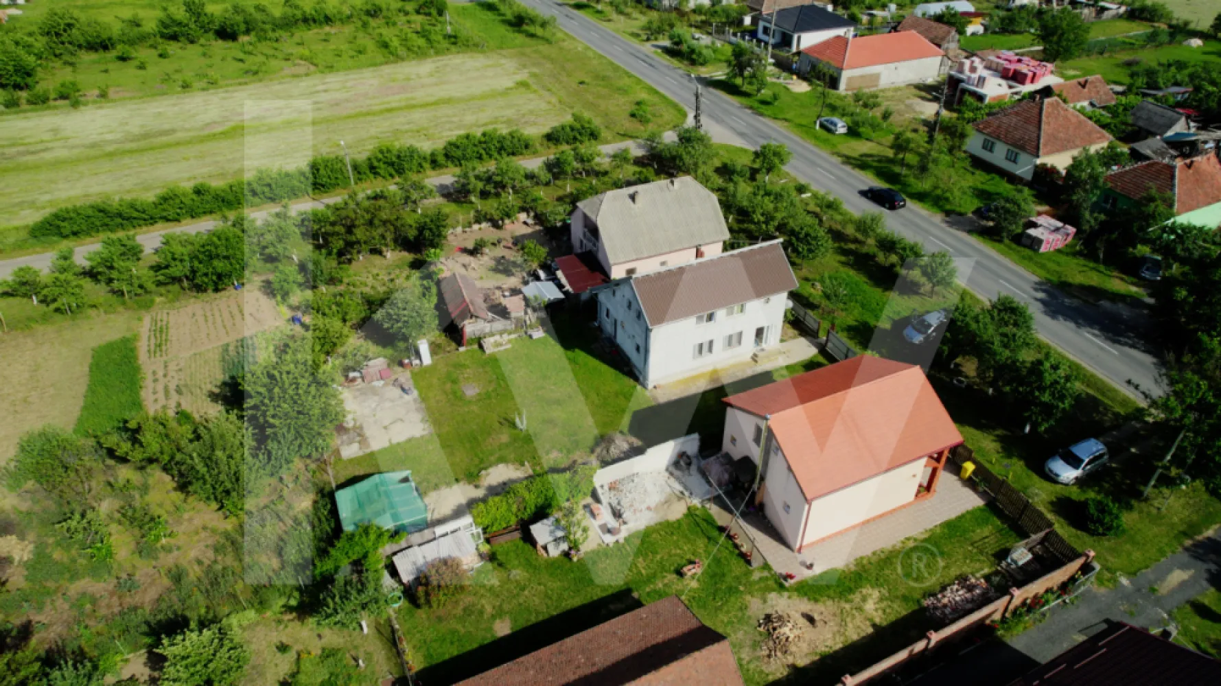 Casă spațioasă în Frumușeni, cu teren generos de 1200 mp - Casă ideală pentru o familie numeroasă sau pentru cei care caută liniște, spațiu și apropiere de natură. Situată chiar pe strada principală din Frumușeni, într-o zonă liniștită, aproape de râul Mureș, această proprietate îmbină confortul interior cu un exterior generos.

✔️ Suprafață utilă 200 mp, perfect compartimentată
✔️ 4 dormitoare – spațiu suficient pentru toți ai casei
✔️ 2 bucătării – util pentru familii extinse sau pentru a amenaja o zonă de vară
✔️ 2 băi – confort zilnic asigurat
✔️ Spații tehnice și de depozitare – organizare eficientă
✔️ Curte mare + grădină imensă – loc de joacă, relaxare, grădinărit sau proiecte personale
✔️ Teren total 1200 mp – ideal și pentru extindere sau construcții auxiliare

📍 Zonă liniștită, cu acces facil, ideală pentru cei care își doresc viață la curte, dar aproape de oraș.

📞 Contactează-ne pentru mai multe detalii sau pentru o vizionare. Această casă poate fi exact ce cauți.
