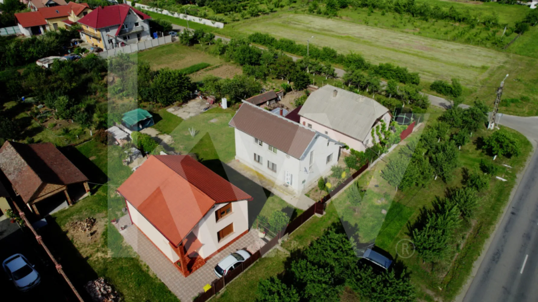 Casă spațioasă în Frumușeni, cu teren generos de 1200 mp - Casă ideală pentru o familie numeroasă sau pentru cei care caută liniște, spațiu și apropiere de natură. Situată chiar pe strada principală din Frumușeni, într-o zonă liniștită, aproape de râul Mureș, această proprietate îmbină confortul interior cu un exterior generos.

✔️ Suprafață utilă 200 mp, perfect compartimentată
✔️ 4 dormitoare – spațiu suficient pentru toți ai casei
✔️ 2 bucătării – util pentru familii extinse sau pentru a amenaja o zonă de vară
✔️ 2 băi – confort zilnic asigurat
✔️ Spații tehnice și de depozitare – organizare eficientă
✔️ Curte mare + grădină imensă – loc de joacă, relaxare, grădinărit sau proiecte personale
✔️ Teren total 1200 mp – ideal și pentru extindere sau construcții auxiliare

📍 Zonă liniștită, cu acces facil, ideală pentru cei care își doresc viață la curte, dar aproape de oraș.

📞 Contactează-ne pentru mai multe detalii sau pentru o vizionare. Această casă poate fi exact ce cauți.

