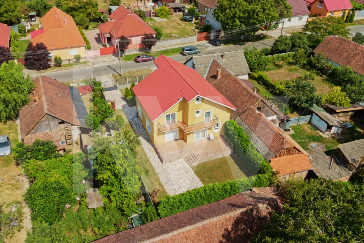 Vila cu 5 dormitoare și grădină generoasă, perfectă pentru familia ta! - Oferim spre vânzare o vilă spectaculoasă, cu 5 dormitoare, situată într-un cadru natural liniștit. 
Această proprietate este ideală pentru cei care doresc să combine confortul modern cu un stil de viață elegant. 
Dormitorul matrimonial include o baie cu jacuzzi și un dressing spațios. 
Bucătăria și livingul open space creează un ambient primitor și plin de lumină naturală, perfect pentru serile în familie. 
Fiecare dintre cele 4 dormitoare de la etaj dispune de un balcon privat, oferind un spațiu personal de relaxare. 
Curtea generoasă, terasa din spatele casei și grădina sunt locurile ideale pentru activități în aer liber. 
Beneficiază de garaj cu poartă automată pentru un plus de confort.
