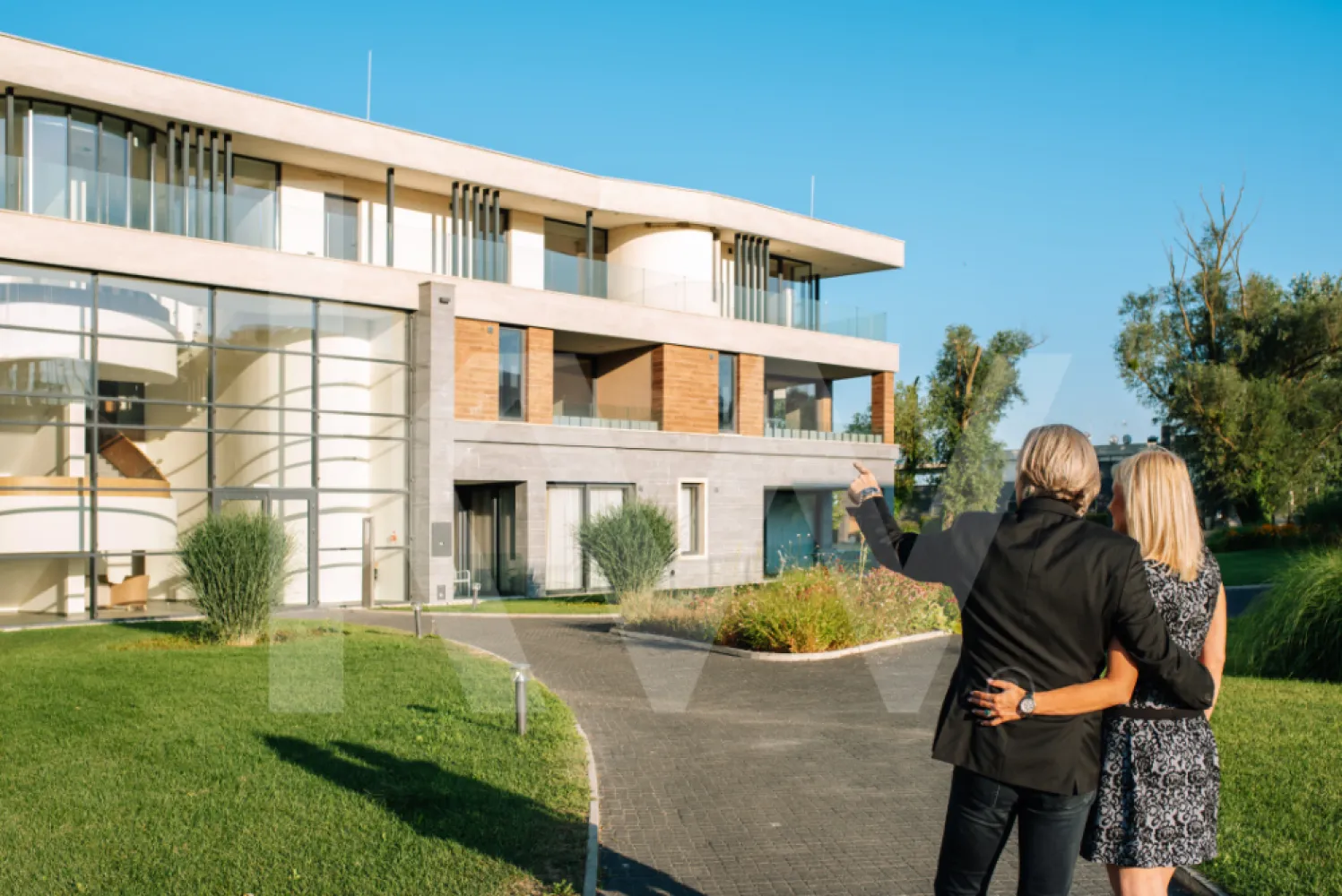 ZALA SPRINGS GOLF RESORT – Un univers dedicat rafinamentului și investiției - La doar două ore de Budapesta și la câteva minute de aeroportul Hévíz‑Balaton, Zala Springs reprezintă coroana rezidențială a Văii Zala – un complex de golf & lifestyle complet, conceput să ofere atât o experiență de lux, cât și posibilități serioase de investiție.
Pe o suprafață de aproximativă de 160 de  hectare, centrul este format dintr-un teren de golf profesionist cu 18 găuri, realizat de legendarul Robert Trent Jones Jr., considerat cel mai bun din Ungaria și unul dintre cele mai bune din Europa Centrală. Clubhouse-ul modern, cu peste 3 000 m², include restaurant, bar, terasă cu vedere spre lac și ultimul par 18.

Tipuri de proprietăți disponibile
Apartamente golf-side (52–130 m²)
– Spațioase, cu 1–2 dormitoare, balcoane generoase, ferestre largi și înălțime ~3 m. Priveliști spectaculoase către fairways. Ideal pentru investitori și familii. 
Apartamente lake-side (108–138 m²)
– Localizate lângă lac, cu acces la grădină și vederi uluitoare. Stiluri White, Memory, Glamour – semnate de echipa de design LIMA. Interioare înalte, luminoase, personalizabile.
Vile luxoase (CLT)
– Construcţii sustenabile din CLT, disponibile în variante cu un nivel, două nivele sau premium. Panorame către terenul de golf, lac, pădure și 6 loturi pregătite lângă spa‑boutique.

Facilități & lifestyle exclusiv
Golf fără egal
-18 găuri, patru tee‑boxuri per hole, driving range, golf academy și IMG Prestige membership – acces la o rețea globală de cluburi elitiste
Clubhouse & gastronomie
-Clubhouse-ul de 3 000 m² oferă o experiență gastronomică rafinată, restaurant bistro, bar, terasă cu panorama, evenimente culinare și seri tematice
Wellness & relaxare
-Boutique Spa: piscină internă cu light therapy, saună finlandeză, bio‑saună, baie de aburi, centru de sănătate Evergreen (deschis 2023), piscină exterioară de 20 m cu apă termală, jacuzzi, masaj și bar sănătos cu smoothie‑uri & detox .
Activități & comunitate
-Evenimente tematice, seri muzicale, petreceri private, facilități pentru nunți, teren de joacă pentru copii, piscină privată de agrement și activități: ciclism, pescuit, lecții de golf – inclusiv pentru juniori .
Servicii complet hotel‑style
-Recepție 24/7, concierge, room‑service, housekeeping zilnic, securitate, transfer aeroport (contra cost), parcare gratuită, stații EV, Wi‑Fi, facilități pentru persoane cu dizabilități .

Investiție & randament
Deși studiourile nu mai sunt disponibile, apartamentele și vilele oferă oportunități solide: administrare completă, lease‑back, profit‑sharing, creștere a valorii cu peste 35% în ultimii 2 ani . Cu imaginea brandului Zala, acces la IMG și pachete integrate de tip “stay & play”, investitorii pot obține venituri pasive atractive și capitalizare pe termen mediu-lung.

Accesibilitate & localizare
-La 15 minute de aeroportul Hévíz‑Balaton (zboruri sezoniere);
-Aproape de Lacul Balaton și stațiunea termală Hévíz;
-Într-o zonă de dealuri pitorești, lângă vii și păduri;
-La 2 h de Budapesta, Viena, Bratislava, Zagreb și Ljubljana

Cine sunt cumpărătorii ideali?
-Investitori internaționali ce urmăresc proprietăți premium cu administrare inclusă.
-Cupluri și familii care doresc o reședință de vacanță cu stil, dar și funcțională.
-Pasionați de lifestyle activ, dornici de golf, wellness și comunitate.
-Profesioniști care pot lucra remote, căutând echilibrul între natură și conexiune globală.

Concluzie: Zala Springs – Lux cu sens
Zala Springs nu e doar despre locuințe – este o declarație despre cum vrei să trăiești: cu eleganță, confort, securitate și experiențe premium. De la fairways impecabili și club gourmet, la spa sofisticat și servicii hotel-style, acest complex se ridică la cele mai înalte standarde europene, cu viziuni în curs de extindere (hotel de cinci stele, lac de agrement, spații comerciale). 
Investiția în acest proiect reprezintă o oportunitate unică: randament financiar, calitate de viață și conexiune la o rețea internațională exclusivă — toate amplasate într-un colț liniștit, pitoresc, cu potențial de creștere.
