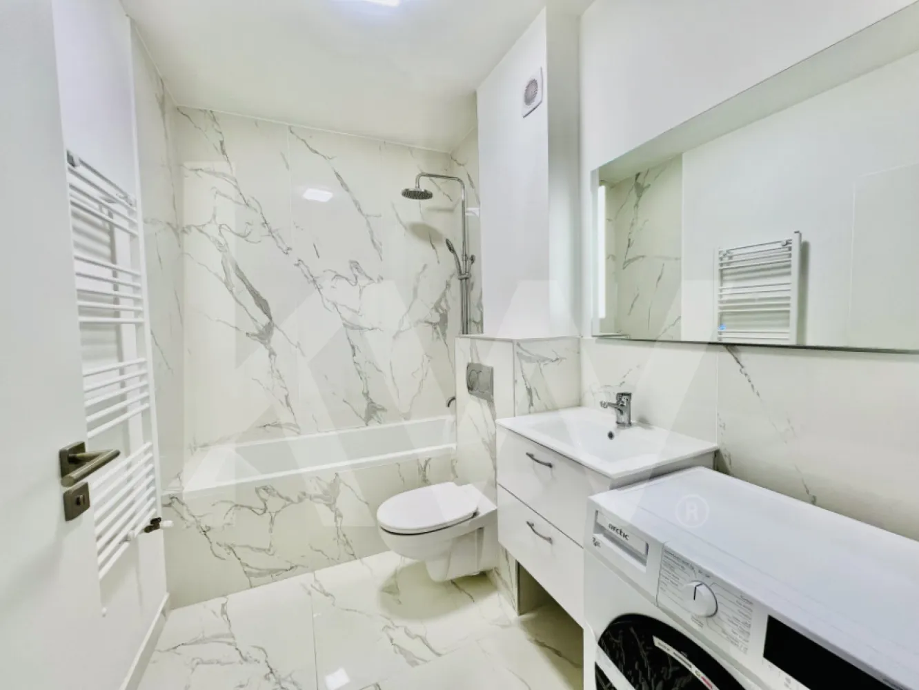Penthouse 2 camere - 2 băi - Vă propunem spre vânzare un penthouse cu 2 camere, situat in zona de Vest a orasului Sibiu.

Imobilul  are o suprafata utila de 55.54 mp si beneficiaza de o logie cu suprafata de 7,8 mp.

Descriere penthouse de vanzare in Sibiu:
- confort lux
- etaj 2/2
- 2 bai
- loc de parcare
- multa lumina naturala si vedere catre munti
- logie cu sticla securizata si sistem de captare al apelor
- orientare sudica
- izolatie cu vata bazaltica
- granit pe casa scarii
- zona de living luminoasa, cu inaltime de 5.6 m
- incalzire in pardoseala
- loc de parcare inclus
- predare la stadiul de mobilat si utilat complet
- te muti imediat, tot ce mai este nevoie este sa iti aduci hainele si sa te bucuri de confortul acestei locuinte
- frigider, masina de spalat vase, cuptor si plita electrica incorporate
- masina de spalat rufe
- televizor
- spatii de depozitare
- jaluzele electrice.

Avantaje ansamblu:
- complex rezidential nou
- ocupare teritoriala eficienta, 45% spatii verzi
- larice siberian si piatra naturala aplicate pe exteriorul vilelor
- locuri de joaca amenajate de dezvoltator in cadrul ansamblului.
- acces facil, lipsit de ambuteiaje rutiere
- 4 cai de acces.
Locuinta poate fi achizitionata si cu ajutorul unui credit bancar.

Vino in ansamblul nostru, programeaza acum o vizionare si vezi cele mai noi apartamente pe piata de imobiliare Sibiu.

Comision 0 la achizitionare.
Pozele sunt dintr-un apartament finalizat si vândut, însă la cerere acestea se pot si mobila cu un cost suplimentar.

Pentru detalii și vizionări nu ezitați să ne contactați.
