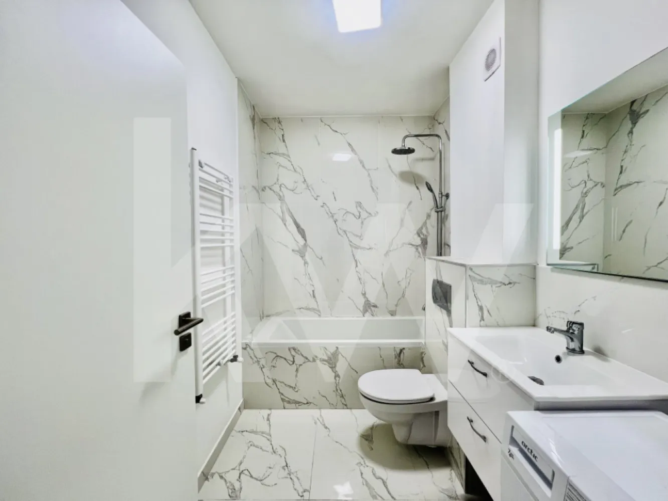 Penthouse 2 camere - 2 băi - Vă propunem spre vânzare un penthouse cu 2 camere, situat in zona de Vest a orasului Sibiu.

Imobilul  are o suprafata utila de 55.54 mp si beneficiaza de o logie cu suprafata de 7,8 mp.

Descriere penthouse de vanzare in Sibiu:
- confort lux
- etaj 2/2
- 2 bai
- loc de parcare
- multa lumina naturala si vedere catre munti
- logie cu sticla securizata si sistem de captare al apelor
- orientare sudica
- izolatie cu vata bazaltica
- granit pe casa scarii
- zona de living luminoasa, cu inaltime de 5.6 m
- incalzire in pardoseala
- loc de parcare inclus
- predare la stadiul de mobilat si utilat complet
- te muti imediat, tot ce mai este nevoie este sa iti aduci hainele si sa te bucuri de confortul acestei locuinte
- frigider, masina de spalat vase, cuptor si plita electrica incorporate
- masina de spalat rufe
- televizor
- spatii de depozitare
- jaluzele electrice.

Avantaje ansamblu:
- complex rezidential nou
- ocupare teritoriala eficienta, 45% spatii verzi
- larice siberian si piatra naturala aplicate pe exteriorul vilelor
- locuri de joaca amenajate de dezvoltator in cadrul ansamblului.
- acces facil, lipsit de ambuteiaje rutiere
- 4 cai de acces.
Locuinta poate fi achizitionata si cu ajutorul unui credit bancar.

Vino in ansamblul nostru, programeaza acum o vizionare si vezi cele mai noi apartamente pe piata de imobiliare Sibiu.

Comision 0 la achizitionare.
Pozele sunt dintr-un apartament finalizat si vândut, însă la cerere acestea se pot si mobila cu un cost suplimentar.

Pentru detalii și vizionări nu ezitați să ne contactați.
