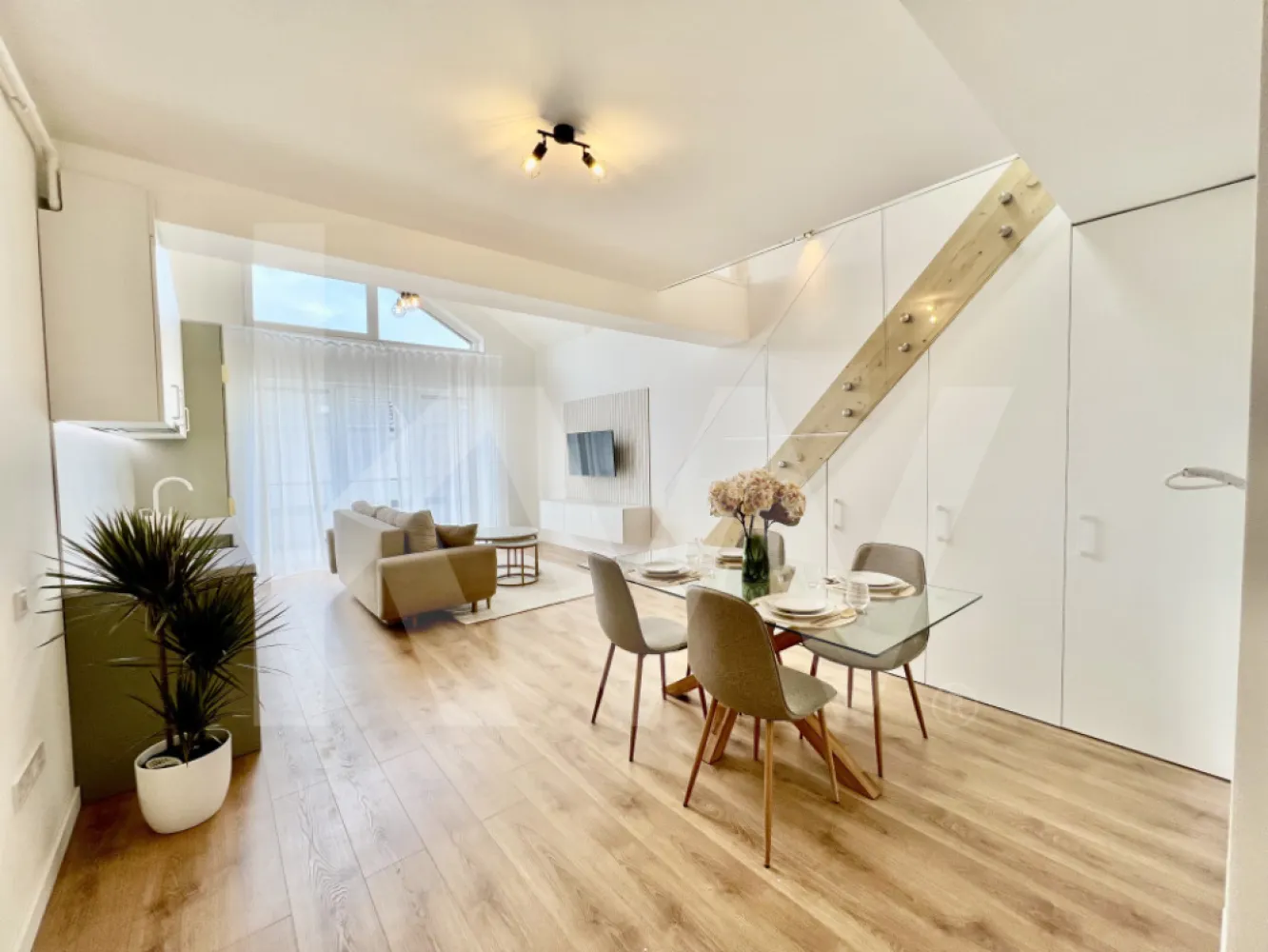 Penthouse 2 camere - 2 băi - Vă propunem spre vânzare un penthouse cu 2 camere, situat in zona de Vest a orasului Sibiu.

Imobilul  are o suprafata utila de 55.54 mp si beneficiaza de o logie cu suprafata de 7,8 mp.

Descriere penthouse de vanzare in Sibiu:
- confort lux
- etaj 2/2
- 2 bai
- loc de parcare
- multa lumina naturala si vedere catre munti
- logie cu sticla securizata si sistem de captare al apelor
- orientare sudica
- izolatie cu vata bazaltica
- granit pe casa scarii
- zona de living luminoasa, cu inaltime de 5.6 m
- incalzire in pardoseala
- loc de parcare inclus
- predare la stadiul de mobilat si utilat complet
- te muti imediat, tot ce mai este nevoie este sa iti aduci hainele si sa te bucuri de confortul acestei locuinte
- frigider, masina de spalat vase, cuptor si plita electrica incorporate
- masina de spalat rufe
- televizor
- spatii de depozitare
- jaluzele electrice.

Avantaje ansamblu:
- complex rezidential nou
- ocupare teritoriala eficienta, 45% spatii verzi
- larice siberian si piatra naturala aplicate pe exteriorul vilelor
- locuri de joaca amenajate de dezvoltator in cadrul ansamblului.
- acces facil, lipsit de ambuteiaje rutiere
- 4 cai de acces.
Locuinta poate fi achizitionata si cu ajutorul unui credit bancar.

Vino in ansamblul nostru, programeaza acum o vizionare si vezi cele mai noi apartamente pe piata de imobiliare Sibiu.

Comision 0 la achizitionare.
Pozele sunt dintr-un apartament finalizat si vândut, însă la cerere acestea se pot si mobila cu un cost suplimentar.

Pentru detalii și vizionări nu ezitați să ne contactați.
