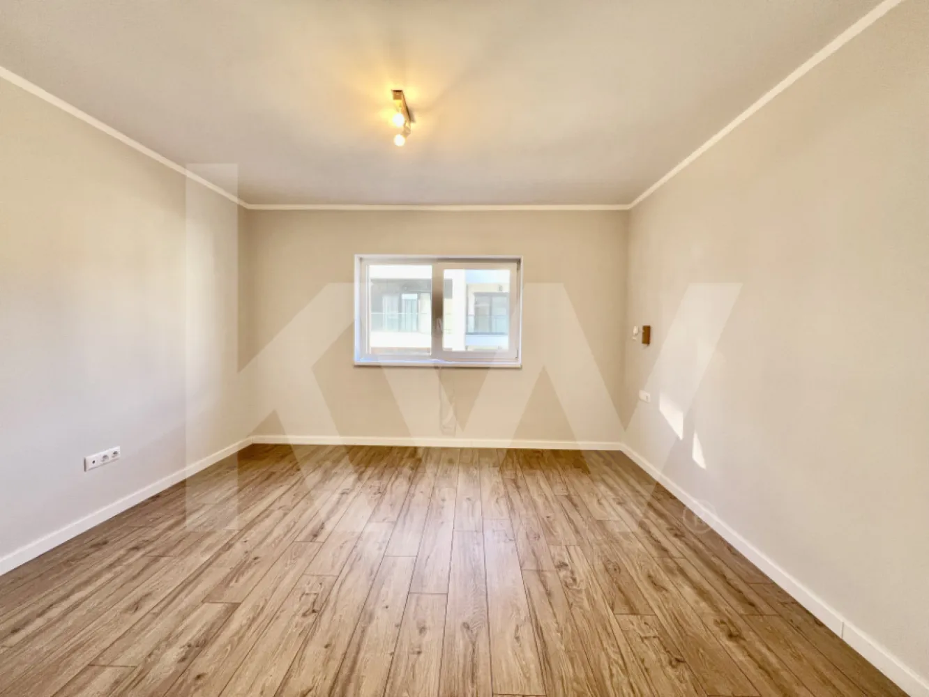 Apartament tip Penthouse- Zona Industrială Vest - Încălzire în pardoseală - Îți dorești să locuiești într-un apartament care face parte dintr-un ansamblu rezidențial exclusivist? 
Dacă răspunsul este da, îți prezentăm un apartament, decomandat, cu suprafața utilă de 128,54  mp și o terasă de 15,44 mp , situat într-o zonă foarte liniștită, Zona Industrială Vest din Sibiu. Ansamblul din care face parte apartamentul beneficiază de spații verzi și o priveliște superbă către munți. 
Apartamentul se predă la stadiul de cheie și 1 loc de parcare inclus în prețul apartamentului. 
Modalități de plată acceptate: cash, credit ipotecar, rate la dezvoltator, în așa fel încât să fie adaptate nevoilor clientului.
Vă așteptăm la vizionare!