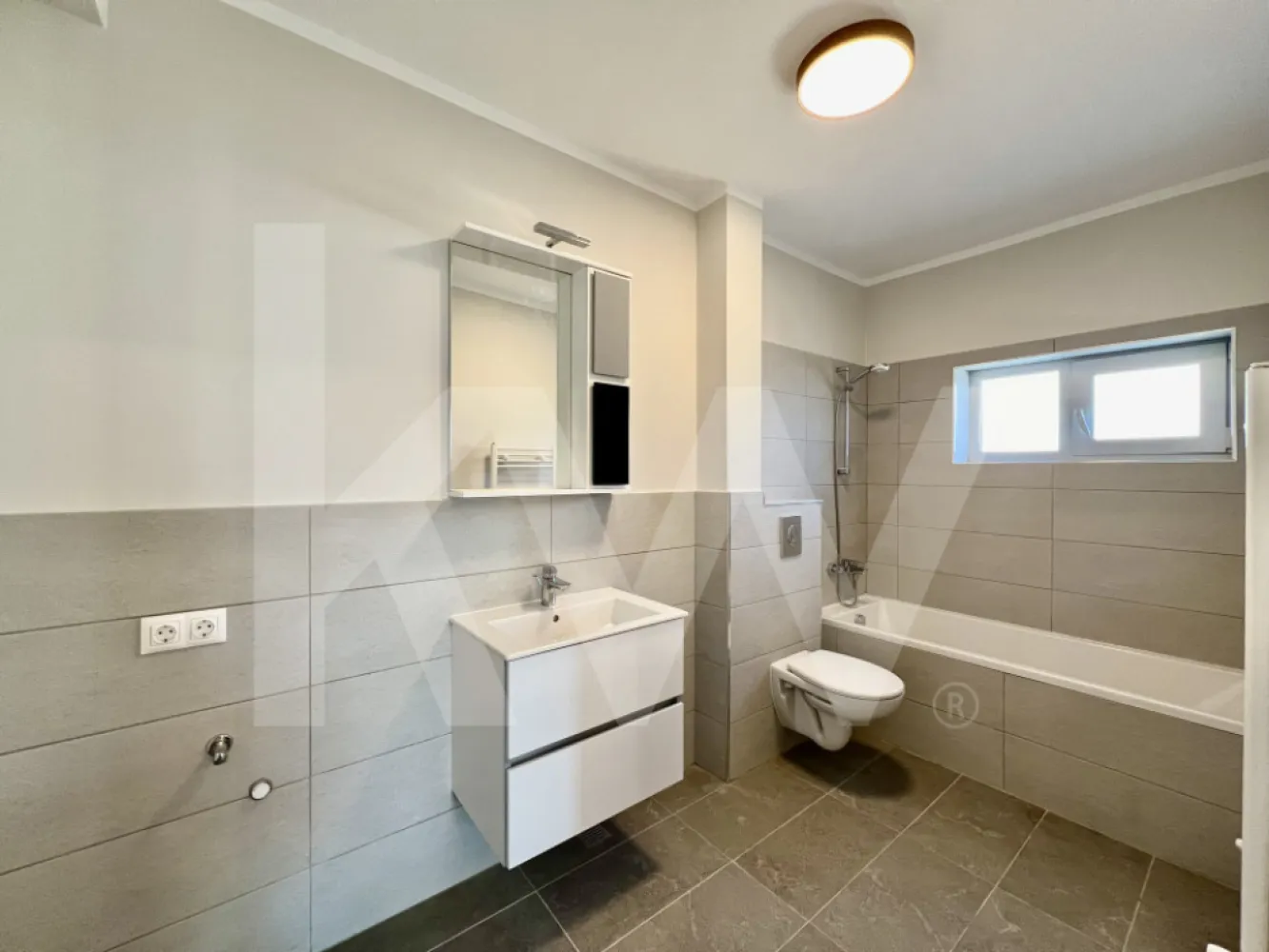 Apartament tip Penthouse- Zona Industrială Vest - Încălzire în pardoseală - Îți dorești să locuiești într-un apartament care face parte dintr-un ansamblu rezidențial exclusivist? 
Dacă răspunsul este da, îți prezentăm un apartament, decomandat, cu suprafața utilă de 128,54  mp și o terasă de 15,44 mp , situat într-o zonă foarte liniștită, Zona Industrială Vest din Sibiu. Ansamblul din care face parte apartamentul beneficiază de spații verzi și o priveliște superbă către munți. 
Apartamentul se predă la stadiul de cheie și 1 loc de parcare inclus în prețul apartamentului. 
Modalități de plată acceptate: cash, credit ipotecar, rate la dezvoltator, în așa fel încât să fie adaptate nevoilor clientului.
Vă așteptăm la vizionare!