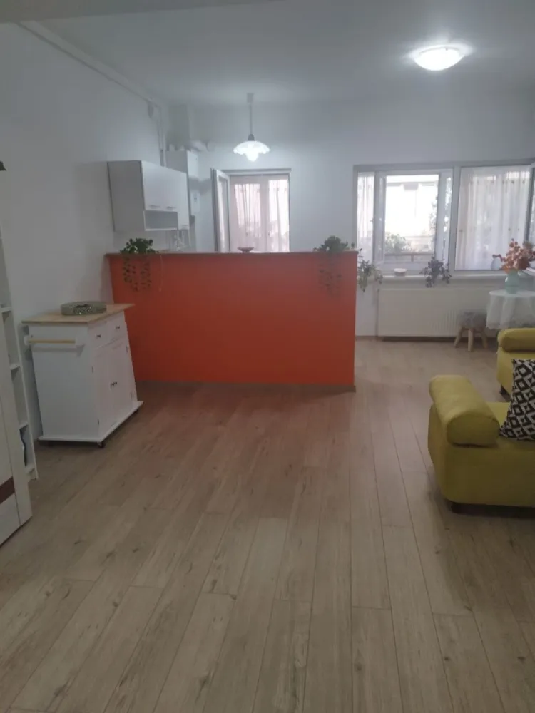 Garsonieră de vânzare – Prelungirea Ghencea, Cartier Primăvara - Se oferă spre vânzare garsonieră cochetă, situată pe Prelungirea Ghencea, în cartierul Primăvara, la parterul unui imobil cu regim de înălțime P+3. Ideală atât pentru locuit, cât și pentru investiție (închiriere). Locuința este complet mobilată și utilată, gata de mutare imediată, fără investiții suplimentare. Compartimentarea este eficientă, oferind confort și funcționalitate. Detalii: • Parter din 3 etaje – acces facil • Complet mobilată și utilată • Bucătărie echipată • Baie modernă • Zonă liniștită, cu acces rapid către mijloace de transport, magazine și facilități • Ideală pentru locuit sau investiție Acte la zi. Se acceptă credit.