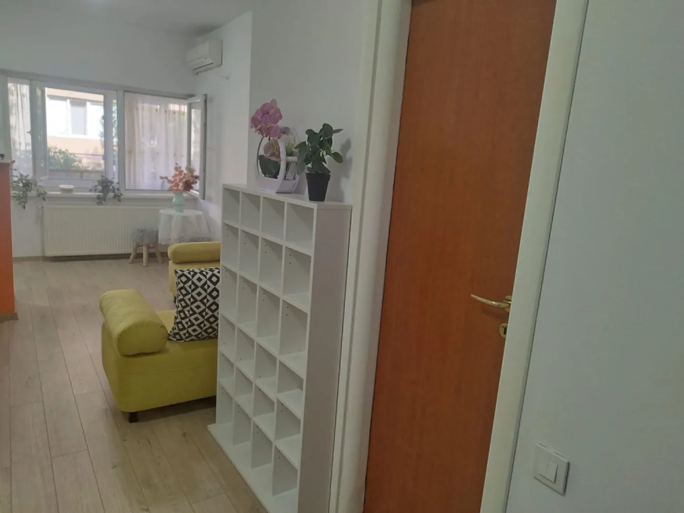 Garsonieră de vânzare – Prelungirea Ghencea, Cartier Primăvara - Se oferă spre vânzare garsonieră cochetă, situată pe Prelungirea Ghencea, în cartierul Primăvara, la parterul unui imobil cu regim de înălțime P+3. Ideală atât pentru locuit, cât și pentru investiție (închiriere). Locuința este complet mobilată și utilată, gata de mutare imediată, fără investiții suplimentare. Compartimentarea este eficientă, oferind confort și funcționalitate. Detalii: • Parter din 3 etaje – acces facil • Complet mobilată și utilată • Bucătărie echipată • Baie modernă • Zonă liniștită, cu acces rapid către mijloace de transport, magazine și facilități • Ideală pentru locuit sau investiție Acte la zi. Se acceptă credit.