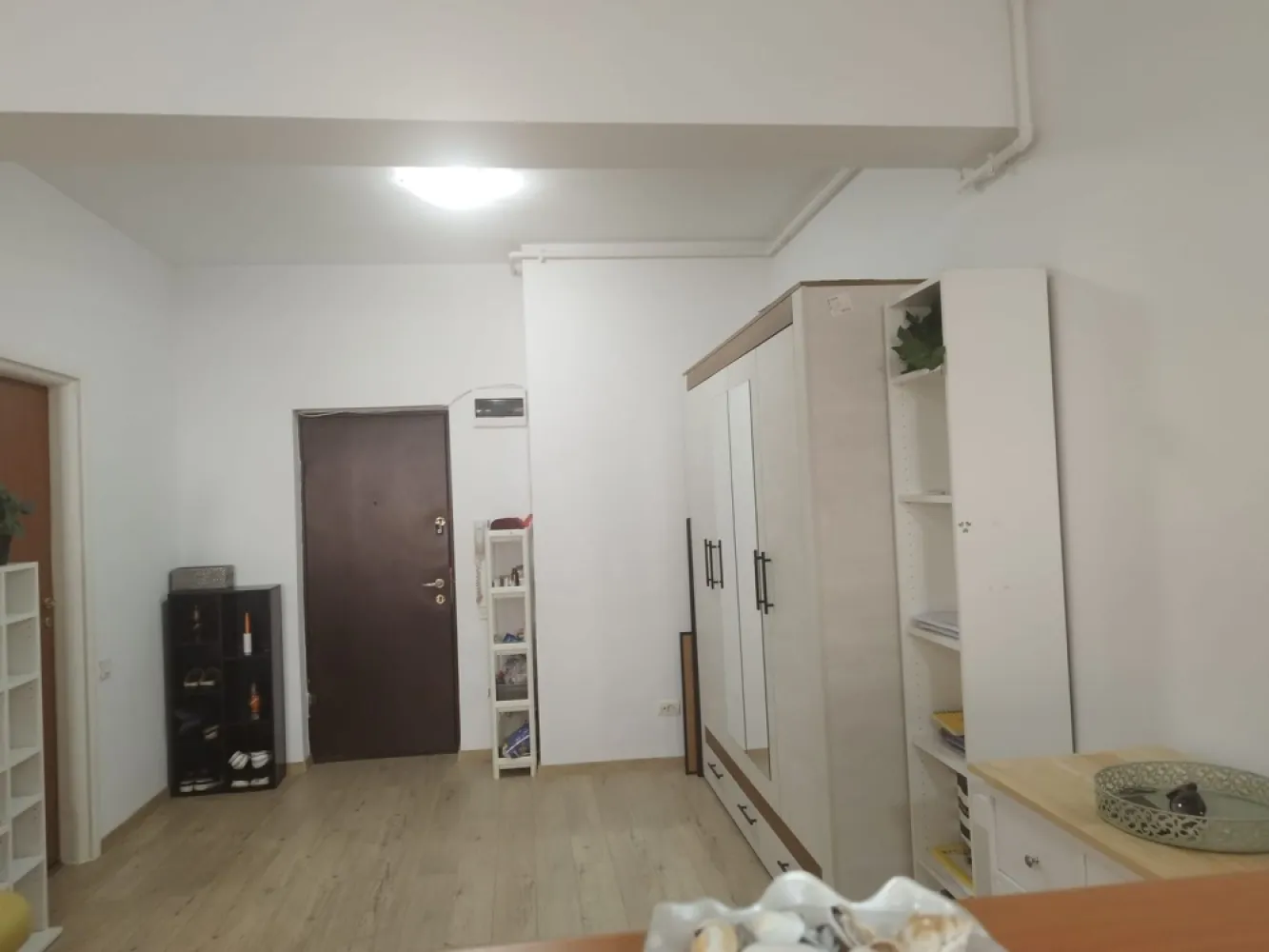 Garsonieră de vânzare – Prelungirea Ghencea, Cartier Primăvara - Se oferă spre vânzare garsonieră cochetă, situată pe Prelungirea Ghencea, în cartierul Primăvara, la parterul unui imobil cu regim de înălțime P+3. Ideală atât pentru locuit, cât și pentru investiție (închiriere). Locuința este complet mobilată și utilată, gata de mutare imediată, fără investiții suplimentare. Compartimentarea este eficientă, oferind confort și funcționalitate. Detalii: • Parter din 3 etaje – acces facil • Complet mobilată și utilată • Bucătărie echipată • Baie modernă • Zonă liniștită, cu acces rapid către mijloace de transport, magazine și facilități • Ideală pentru locuit sau investiție Acte la zi. Se acceptă credit.