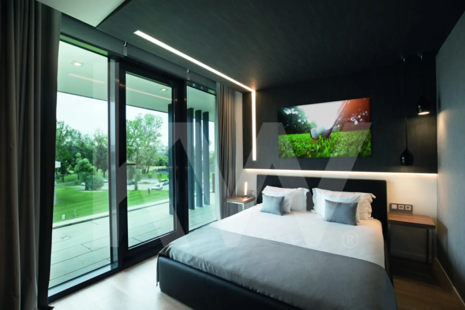 ZALA SPRINGS GOLF RESORT – Un univers dedicat rafinamentului și investiției - La doar două ore de Budapesta și la câteva minute de aeroportul Hévíz‑Balaton, Zala Springs reprezintă coroana rezidențială a Văii Zala – un complex de golf & lifestyle complet, conceput să ofere atât o experiență de lux, cât și posibilități serioase de investiție.
Pe o suprafață de aproximativă de 160 de  hectare, centrul este format dintr-un teren de golf profesionist cu 18 găuri, realizat de legendarul Robert Trent Jones Jr., considerat cel mai bun din Ungaria și unul dintre cele mai bune din Europa Centrală. Clubhouse-ul modern, cu peste 3 000 m², include restaurant, bar, terasă cu vedere spre lac și ultimul par 18.

Tipuri de proprietăți disponibile
Apartamente golf-side (52–130 m²)
– Spațioase, cu 1–2 dormitoare, balcoane generoase, ferestre largi și înălțime ~3 m. Priveliști spectaculoase către fairways. Ideal pentru investitori și familii. 
Apartamente lake-side (108–138 m²)
– Localizate lângă lac, cu acces la grădină și vederi uluitoare. Stiluri White, Memory, Glamour – semnate de echipa de design LIMA. Interioare înalte, luminoase, personalizabile.
Vile luxoase (CLT)
– Construcţii sustenabile din CLT, disponibile în variante cu un nivel, două nivele sau premium. Panorame către terenul de golf, lac, pădure și 6 loturi pregătite lângă spa‑boutique.

Facilități & lifestyle exclusiv
Golf fără egal
-18 găuri, patru tee‑boxuri per hole, driving range, golf academy și IMG Prestige membership – acces la o rețea globală de cluburi elitiste
Clubhouse & gastronomie
-Clubhouse-ul de 3 000 m² oferă o experiență gastronomică rafinată, restaurant bistro, bar, terasă cu panorama, evenimente culinare și seri tematice
Wellness & relaxare
-Boutique Spa: piscină internă cu light therapy, saună finlandeză, bio‑saună, baie de aburi, centru de sănătate Evergreen (deschis 2023), piscină exterioară de 20 m cu apă termală, jacuzzi, masaj și bar sănătos cu smoothie‑uri & detox .
Activități & comunitate
-Evenimente tematice, seri muzicale, petreceri private, facilități pentru nunți, teren de joacă pentru copii, piscină privată de agrement și activități: ciclism, pescuit, lecții de golf – inclusiv pentru juniori .
Servicii complet hotel‑style
-Recepție 24/7, concierge, room‑service, housekeeping zilnic, securitate, transfer aeroport (contra cost), parcare gratuită, stații EV, Wi‑Fi, facilități pentru persoane cu dizabilități .

Investiție & randament
Deși studiourile nu mai sunt disponibile, apartamentele și vilele oferă oportunități solide: administrare completă, lease‑back, profit‑sharing, creștere a valorii cu peste 35% în ultimii 2 ani . Cu imaginea brandului Zala, acces la IMG și pachete integrate de tip “stay & play”, investitorii pot obține venituri pasive atractive și capitalizare pe termen mediu-lung.

Accesibilitate & localizare
-La 15 minute de aeroportul Hévíz‑Balaton (zboruri sezoniere);
-Aproape de Lacul Balaton și stațiunea termală Hévíz;
-Într-o zonă de dealuri pitorești, lângă vii și păduri;
-La 2 h de Budapesta, Viena, Bratislava, Zagreb și Ljubljana

Cine sunt cumpărătorii ideali?
-Investitori internaționali ce urmăresc proprietăți premium cu administrare inclusă.
-Cupluri și familii care doresc o reședință de vacanță cu stil, dar și funcțională.
-Pasionați de lifestyle activ, dornici de golf, wellness și comunitate.
-Profesioniști care pot lucra remote, căutând echilibrul între natură și conexiune globală.

Concluzie: Zala Springs – Lux cu sens
Zala Springs nu e doar despre locuințe – este o declarație despre cum vrei să trăiești: cu eleganță, confort, securitate și experiențe premium. De la fairways impecabili și club gourmet, la spa sofisticat și servicii hotel-style, acest complex se ridică la cele mai înalte standarde europene, cu viziuni în curs de extindere (hotel de cinci stele, lac de agrement, spații comerciale). 
Investiția în acest proiect reprezintă o oportunitate unică: randament financiar, calitate de viață și conexiune la o rețea internațională exclusivă — toate amplasate într-un colț liniștit, pitoresc, cu potențial de creștere.