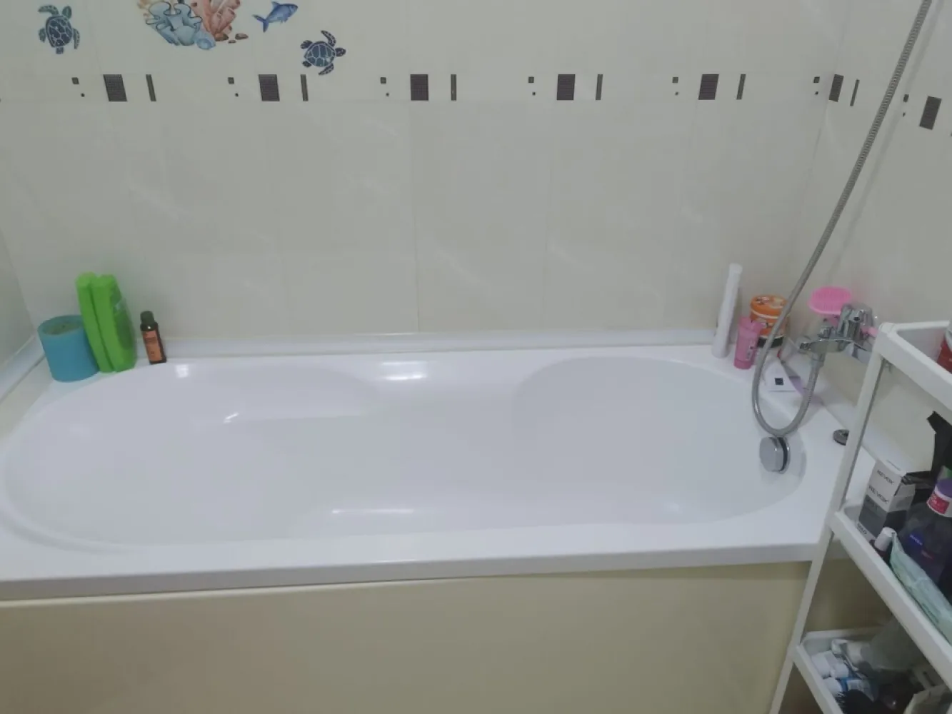 Garsonieră de vânzare – Prelungirea Ghencea, Cartier Primăvara - Se oferă spre vânzare garsonieră cochetă, situată pe Prelungirea Ghencea, în cartierul Primăvara, la parterul unui imobil cu regim de înălțime P+3. Ideală atât pentru locuit, cât și pentru investiție (închiriere). Locuința este complet mobilată și utilată, gata de mutare imediată, fără investiții suplimentare. Compartimentarea este eficientă, oferind confort și funcționalitate. Detalii: • Parter din 3 etaje – acces facil • Complet mobilată și utilată • Bucătărie echipată • Baie modernă • Zonă liniștită, cu acces rapid către mijloace de transport, magazine și facilități • Ideală pentru locuit sau investiție Acte la zi. Se acceptă credit.