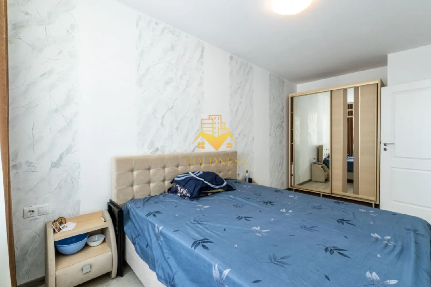 3 camere,2 bai,modern,bloc nou, parcare,Floresti Zona BMW, Avram Iancu - GOLDNESS Imobiliare vă propune spre închiriere un apartament cu 3 camere complet mobilat și utilat, la etajul 3 într-un imobil de 7 etaje, în Floresti.
Dispune de loc de parcare subterana inclusa in pret!
Se află în apropierea stațiilor de transport în comun, magazine, restaurante, spații verzi, farmacii, etc. 

Apartamentul este compartimentat astfel:
 - dormitor cu pat matrimonial, dressing, noptiere
 - dormitor cu pat matrimonial, dulap pentru haine, noptiere
 - living cu bucatarie open space complet utilată și mobilată, canapea extensibilă, loc de servit masa 
 - baie cu cabina de dus, calorifer port prosop și dulap pentru depozitare.
 - baie de serviciu.
 - terasa de 10 mp.

Imobilul este dotat cu toate cele necesare- centrală proprie, frigider, aragaz, hotă, mașină de spălat haine, etc. 

Dacă sunteți interesați de acest apartament și doriți să îl vizionați, dar și pentru alte oferte nu ezitați să ne contactați telefonic sau prin e-mail. Vă stăm la dispoziție!
Pentru intermediere se percepe un comision de 50% din prețul chiriei!