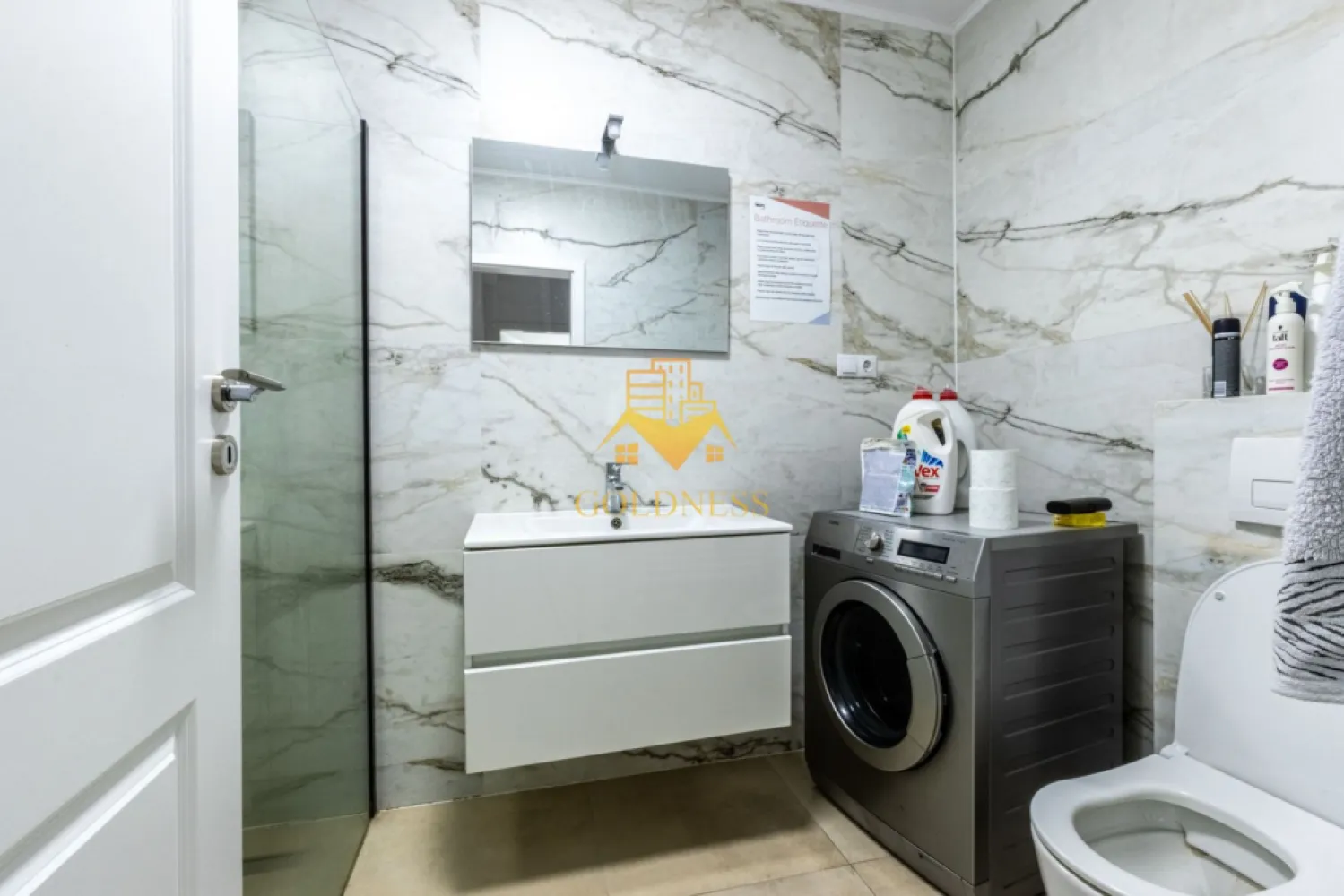 3 camere,2 bai,modern,bloc nou, parcare,Floresti Zona BMW, Avram Iancu - GOLDNESS Imobiliare vă propune spre închiriere un apartament cu 3 camere complet mobilat și utilat, la etajul 3 într-un imobil de 7 etaje, în Floresti.
Dispune de loc de parcare subterana inclusa in pret!
Se află în apropierea stațiilor de transport în comun, magazine, restaurante, spații verzi, farmacii, etc. 

Apartamentul este compartimentat astfel:
 - dormitor cu pat matrimonial, dressing, noptiere
 - dormitor cu pat matrimonial, dulap pentru haine, noptiere
 - living cu bucatarie open space complet utilată și mobilată, canapea extensibilă, loc de servit masa 
 - baie cu cabina de dus, calorifer port prosop și dulap pentru depozitare.
 - baie de serviciu.
 - terasa de 10 mp.

Imobilul este dotat cu toate cele necesare- centrală proprie, frigider, aragaz, hotă, mașină de spălat haine, etc. 

Dacă sunteți interesați de acest apartament și doriți să îl vizionați, dar și pentru alte oferte nu ezitați să ne contactați telefonic sau prin e-mail. Vă stăm la dispoziție!
Pentru intermediere se percepe un comision de 50% din prețul chiriei!