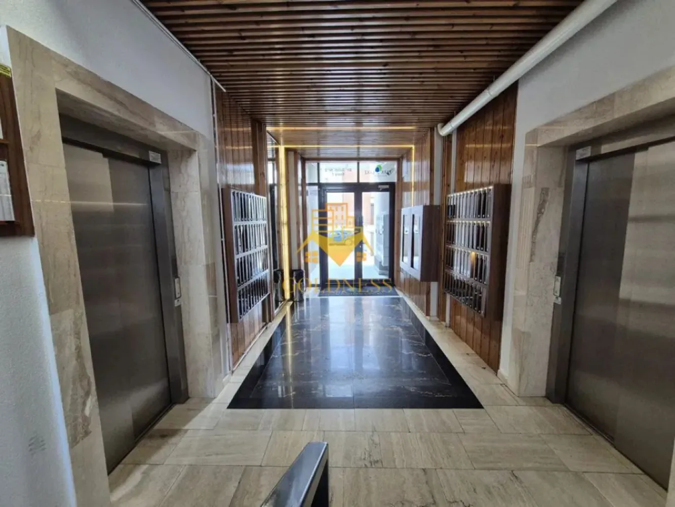 2 Camere decomandate, Park Lake, FSEGA, Iulius Mall, Modern, AC. - GOLDNESS Imobiliare vă propune spre închiriere un apartament cu 2 camere complet mobilat și utilat, la etajul 7 într-un imobil de 10 etaje, în Cartierul Gheorgheni!
Posibilitate de parcare in zona la liber!
Se află în apropierea stațiilor de transport în comun, magazine, restaurante, spații verzi, farmacii, etc. 

Apartamentul este compartimentat astfel:
 - dormitor cu pat matrimonial, dressing, noptiere
 - living cu canapea extensibilă, loc de servit masa 
 - bucatarie utilată și mobilată, 
 - baie cu dus walk-in, calorifer port prosop și dulap pentru depozitare.
 - Balcon 6 Mp.

Imobilul este dotat cu toate cele necesare- centrală proprie, frigider, aragaz, hotă, mașină de spălat haine, etc. 

Dacă sunteți interesați de acest apartament și doriți să îl vizionați, dar și pentru alte oferte nu ezitați să ne contactați telefonic sau prin e-mail. Vă stăm la dispoziție!
Pentru intermediere se percepe un comision de 50% din prețul chiriei!