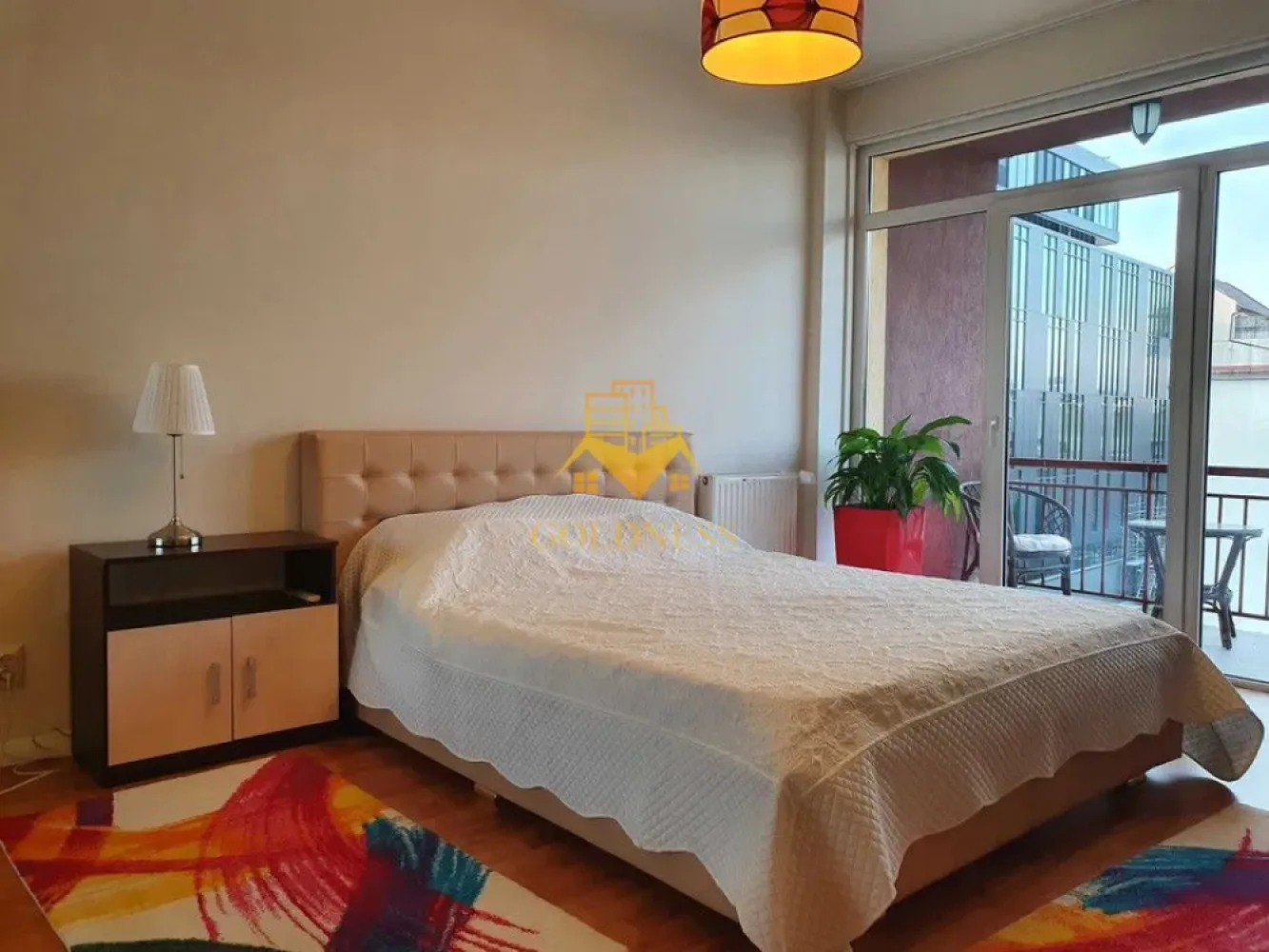 2 camere, Modern, AC, Zona Centrala, Ntt Data, Bosch - GOLDNESS Imobiliare vă propune spre închiriere un apartament cu 2 camere complet mobilat și utilat, la etajul 3 într-un imobil de 3 etaje, Centru.

Exista posibilitatea parcarii la stradă pe locurile de parcare cu taxă. Abonamentul se plătește la Primaria Cluj-Napoca (35 lei/luna - abonament riverani in zona 2 centrală)

Se află în apropierea stațiilor de transport în comun, magazine, restaurante, spații verzi, farmacii, etc.

 Apartamentul este compartimentat astfel:

- dormitor cu pat matrimonial, dressing, noptiere

- living cu canapea extensibilă, măsuță de cafea, birou, comodă TV

- bucatarie utilată și mobilată, loc de servit masa

 - baie cu cadă, calorifer port prosop și dulap pentru depozitare.

- balcon de 7 mp.

Imobilul este dotat cu toate cele necesare- centrală proprie, frigider, plită, hotă, mașină de spălat haine, mașină de spălat vase, etc.

Dacă sunteți interesați de acest apartament și doriți să îl vizionați, dar și pentru alte oferte nu ezitați să ne contactați telefonic sau prin e-mail. Vă stăm la dispoziție!

Apartamentul este disponibil începând cu 15 August 2025. 

Pentru intermediere se percepe un comision de 50% din prețul chiriei!