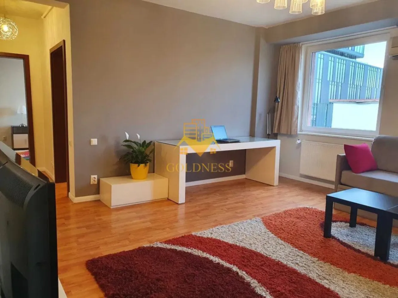 2 camere, Modern, AC, Zona Centrala, Ntt Data, Bosch - GOLDNESS Imobiliare vă propune spre închiriere un apartament cu 2 camere complet mobilat și utilat, la etajul 3 într-un imobil de 3 etaje, Centru.

Exista posibilitatea parcarii la stradă pe locurile de parcare cu taxă. Abonamentul se plătește la Primaria Cluj-Napoca (35 lei/luna - abonament riverani in zona 2 centrală)

Se află în apropierea stațiilor de transport în comun, magazine, restaurante, spații verzi, farmacii, etc.

 Apartamentul este compartimentat astfel:

- dormitor cu pat matrimonial, dressing, noptiere

- living cu canapea extensibilă, măsuță de cafea, birou, comodă TV

- bucatarie utilată și mobilată, loc de servit masa

 - baie cu cadă, calorifer port prosop și dulap pentru depozitare.

- balcon de 7 mp.

Imobilul este dotat cu toate cele necesare- centrală proprie, frigider, plită, hotă, mașină de spălat haine, mașină de spălat vase, etc.

Dacă sunteți interesați de acest apartament și doriți să îl vizionați, dar și pentru alte oferte nu ezitați să ne contactați telefonic sau prin e-mail. Vă stăm la dispoziție!

Apartamentul este disponibil începând cu 15 August 2025. 

Pentru intermediere se percepe un comision de 50% din prețul chiriei!