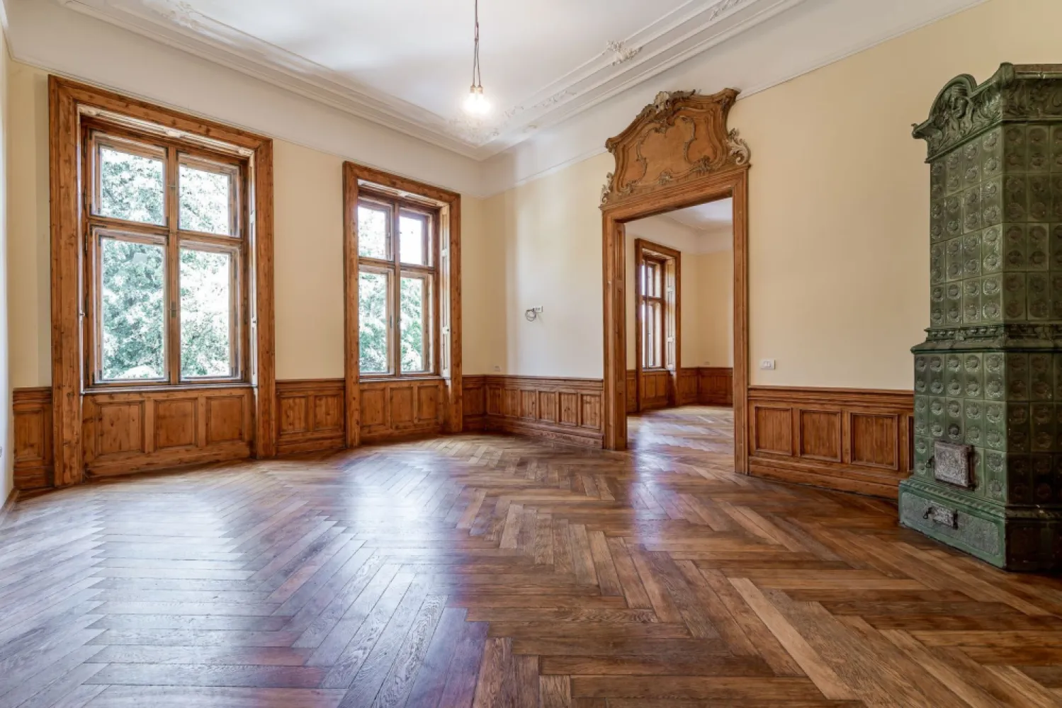 Apartament istoric pe Bulevardul Revoluției - De vânzare apartament cu 3 camere, ultracentral, pe Bulevardul Revoluției nr. 70.

Locuința se adresează cumpărătorului care apreciază centrul Aradului, clădirile istorice, camerele mari și tavanele înalte. Este o variantă interesantă pentru un tânăr din IT care caută un apartament diferit de blocurile obișnuite.

Date importante:
Tip: Apartament istoric
Suprafață: 90 mp utili (219 mp construiți conform CF)
Caracteristici: Ferestre spre bulevard, tâmplărie de lemn recondiționată, camere mari, tavane înalte
Facilități: 150 mp cotă parte în curte (ideal pentru 2 locuri de parcare)
Pentru detalii și vizionare:

Flavius Novanc – 40770310381