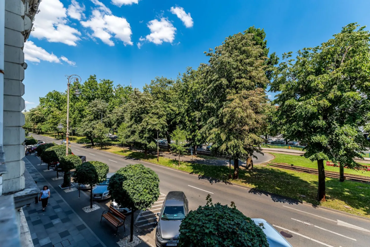 Apartament istoric pe Bulevardul Revoluției - De vânzare apartament cu 3 camere, ultracentral, pe Bulevardul Revoluției nr. 70.

Locuința se adresează cumpărătorului care apreciază centrul Aradului, clădirile istorice, camerele mari și tavanele înalte. Este o variantă interesantă pentru un tânăr din IT care caută un apartament diferit de blocurile obișnuite.

Date importante:
Tip: Apartament istoric
Suprafață: 90 mp utili (219 mp construiți conform CF)
Caracteristici: Ferestre spre bulevard, tâmplărie de lemn recondiționată, camere mari, tavane înalte
Facilități: 150 mp cotă parte în curte (ideal pentru 2 locuri de parcare)
Pentru detalii și vizionare:

Flavius Novanc – 40770310381