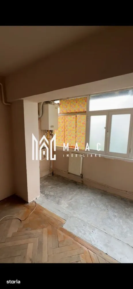 Apartament 4 camere | 2 balcoane | 93 mp | - MAAC Imobiliare vă propune spre vânzare un apartament generos cu 4 camere, situat pe Calea lui Traian, într-o zonă bine conectată și apreciată din Râmnicu Vâlcea, cu acces facil către principalele puncte de interes ale orașului.
Cu o suprafață totală de aproximativ 93 mp, inclusiv balcoanele, această proprietate oferă spațiu, funcționalitate și o compartimentare ideală pentru o familie numeroasă.
Caracteristici principale:
Apartament cu 4 camere
Suprafață totală: aproximativ 93 mp
Etaj 4
2 băi
2 balcoane
Centrală termică proprie pe gaz
Compartimentare:
Living
3 dormitoare
Bucătărie
2 băi
Hol generos
2 balcoane
Dotări:
Centrală termică proprie
Compartimentare practică și spațioasă
Multiple spații exterioare prin cele 2 balcoane
Apartament luminos, cu expunere pe ambele părți ale imobilului.
Avantaje:
Poziționare excelentă pe Calea lui Traian
Două camere și două balcoane cu vedere către zona Hanul Haiducilor
Două camere și un balcon orientate către curtea interioară
Curte interioară cu locuri de parcare pentru riverani, acces pe bază de ecuson emis de Primărie
Compartimentare ideală pentru familii
Ventilație și lumină naturală datorită orientării pe două laturi
Acces rapid către magazine, școli, farmacii și mijloace de transport
Prin suprafața generoasă, cele două băi și cele trei balcoane, această proprietate reprezintă o alegere excelentă pentru cei care caută confort și funcționalitate într-o zonă consacrată a orașului.
Pentru informații suplimentare și programarea unei vizionări, echipa MAAC Imobiliare vă stă la dispoziție.ID 3187978