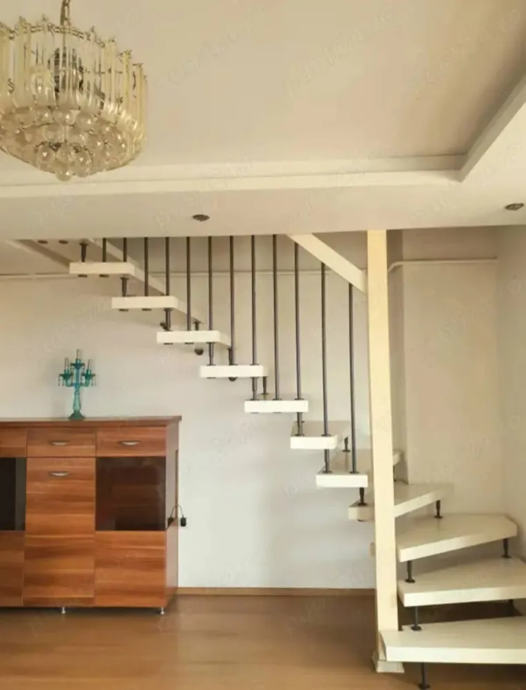 De vânzare apartament în Sibiu - Persoană fizică vând apartament (Penthouse) compus din 4 camere pe două nivele în zona Strand construit din anul 2012.Apartamentul are o suprafață &nbsp;utilă de 100 &nbsp;metri pătrați.Etajul: 6 din 6Primul nivel este compus din hol &nbsp;cu o baie completă ,un living cu bucătărie deschisă &nbsp;și balcon închis,doua dormitoare.Al doilea nivel este compus dintr-un dormitor spațios &nbsp;cu șemineu electric ,o baie și un hol cu o suprafață de 40 metri pătrați.Orientare sud-vest cu vedere deschisă spre munte.Complet mobilată și utilată -te poți muta direct&nbsp;Încălzire proprie prin centrală proprie&nbsp;Localizare excelentă, aproape de două școli și un liceu, magazine, farmacii, cabinete medicale, două biserici și transport public.Ideal pentru &nbsp;familie&nbsp;Se vinde la prețul de 160.000 € gata mobilat .Pentru contact ,va rog lăsați mesaj &nbsp;doar pe WhatsApp la numărul &nbsp;+34643995104&nbsp;