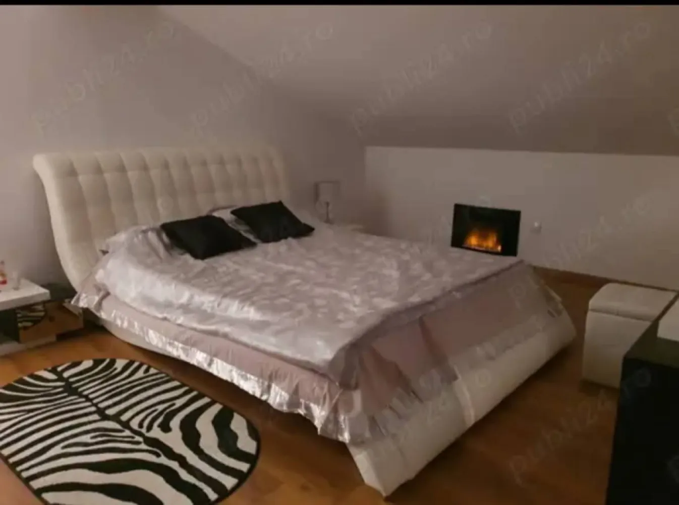 De vânzare apartament în Sibiu - Persoană fizică vând apartament (Penthouse) compus din 4 camere pe două nivele în zona Strand construit din anul 2012.Apartamentul are o suprafață &nbsp;utilă de 100 &nbsp;metri pătrați.Etajul: 6 din 6Primul nivel este compus din hol &nbsp;cu o baie completă ,un living cu bucătărie deschisă &nbsp;și balcon închis,doua dormitoare.Al doilea nivel este compus dintr-un dormitor spațios &nbsp;cu șemineu electric ,o baie și un hol cu o suprafață de 40 metri pătrați.Orientare sud-vest cu vedere deschisă spre munte.Complet mobilată și utilată -te poți muta direct&nbsp;Încălzire proprie prin centrală proprie&nbsp;Localizare excelentă, aproape de două școli și un liceu, magazine, farmacii, cabinete medicale, două biserici și transport public.Ideal pentru &nbsp;familie&nbsp;Se vinde la prețul de 160.000 € gata mobilat .Pentru contact ,va rog lăsați mesaj &nbsp;doar pe WhatsApp la numărul &nbsp;+34643995104&nbsp;