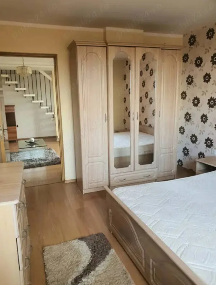 De vânzare apartament în Sibiu - Persoană fizică vând apartament (Penthouse) compus din 4 camere pe două nivele în zona Strand construit din anul 2012.Apartamentul are o suprafață &nbsp;utilă de 100 &nbsp;metri pătrați.Etajul: 6 din 6Primul nivel este compus din hol &nbsp;cu o baie completă ,un living cu bucătărie deschisă &nbsp;și balcon închis,doua dormitoare.Al doilea nivel este compus dintr-un dormitor spațios &nbsp;cu șemineu electric ,o baie și un hol cu o suprafață de 40 metri pătrați.Orientare sud-vest cu vedere deschisă spre munte.Complet mobilată și utilată -te poți muta direct&nbsp;Încălzire proprie prin centrală proprie&nbsp;Localizare excelentă, aproape de două școli și un liceu, magazine, farmacii, cabinete medicale, două biserici și transport public.Ideal pentru &nbsp;familie&nbsp;Se vinde la prețul de 160.000 € gata mobilat .Pentru contact ,va rog lăsați mesaj &nbsp;doar pe WhatsApp la numărul &nbsp;+34643995104&nbsp;