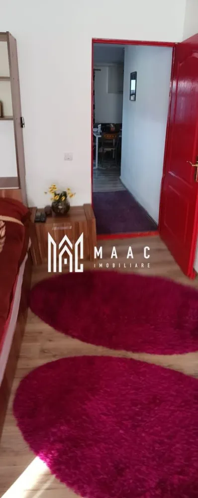 Garsoniera cu curte propie, 32 mp utili – Strada Carpaților-Sibiu - MAAC Imobiliare va propune spre vanzare o garsoniera decomandată cu curte proprie – Strada Carpaților, Sibiu
Situată la parter, pe Strada Carpaților din Sibiu, într-o zonă foarte aproape de centrul orașului, ideală atât pentru locuit, cât și pentru investiție.
Imobilul dispune de o suprafață utilă de 32,47 mp și o suprafață construită de 45,46 mp, fiind compartimentat eficient pentru a oferi confort și funcționalitate. Un mare avantaj al proprietății este curtea proprie, cu ieșire directă la stradă, perfectă pentru relaxare, amenajare spațiu verde sau acces facil.

Avantaje și facilități zonă:
• Locație apropiată de centrul orașului
• Magazine în imediata vecinătate
• Parc în apropiere
• Școală
• Stație de autobuz la câteva minute de mers pe jos

Proprietatea reprezintă o oportunitate excelentă pentru cei care își doresc acces rapid către punctele de interes ale orașului, dar și beneficiul unui spațiu exterior propriu.
Pentru mai multe detalii si programarea unei vizionari va rugam sa specificati ID: CP2906601.