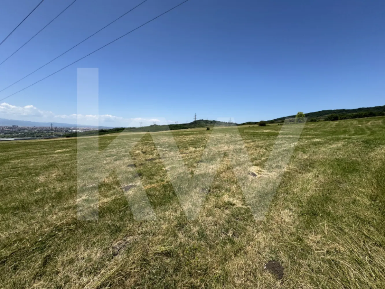 Teren extravilan cu certificat de urbanism de vânzare – Dealul Dăii - Locatia: Dealul Dăii, Sibiu 
7 km de Sibiu
Suprafață: 2.000 mp
Front stradal: 12,44 m
Extravilan

 Acces facil - drum pietruit, langa drumul principal
 Priveliste de vis către munții Făgăraș
 Rețeaua electrică aeriană, cu stâlpi și cabluri de distribuție sunt pe terenul vecin.

 De ce merită?
 Oportunitate excelentă de investiție pe termen lung
 Zonă în continuă dezvoltare
 Peisaj natural spectaculos

Contactează-ne pentru mai multe detalii și programarea unei vizionări!
