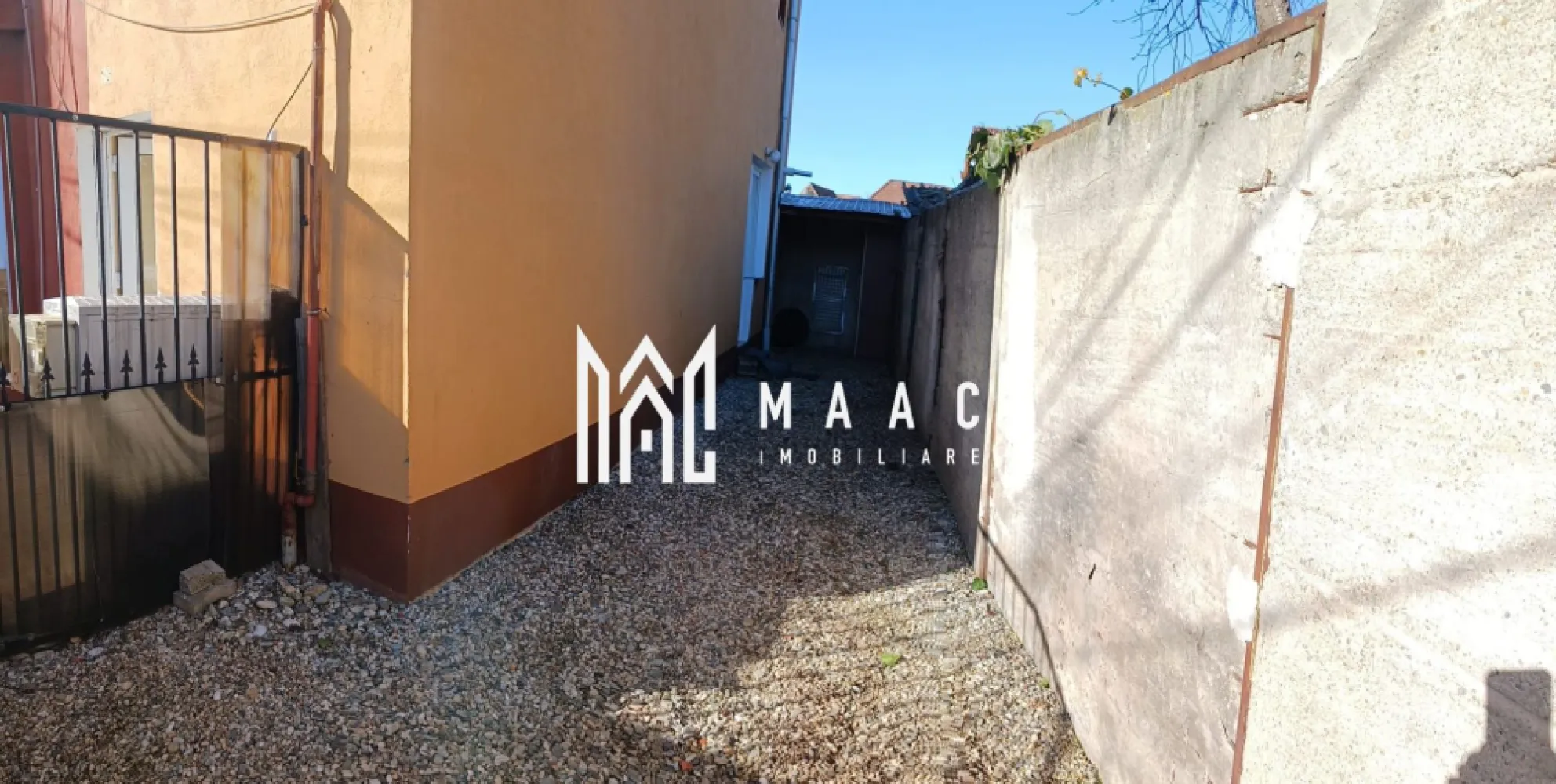 Garsoniera cu curte propie, 32 mp utili – Strada Carpaților-Sibiu - MAAC Imobiliare va propune spre vanzare o garsoniera decomandată cu curte proprie – Strada Carpaților, Sibiu
Situată la parter, pe Strada Carpaților din Sibiu, într-o zonă foarte aproape de centrul orașului, ideală atât pentru locuit, cât și pentru investiție.
Imobilul dispune de o suprafață utilă de 32,47 mp și o suprafață construită de 45,46 mp, fiind compartimentat eficient pentru a oferi confort și funcționalitate. Un mare avantaj al proprietății este curtea proprie, cu ieșire directă la stradă, perfectă pentru relaxare, amenajare spațiu verde sau acces facil.

Avantaje și facilități zonă:
• Locație apropiată de centrul orașului
• Magazine în imediata vecinătate
• Parc în apropiere
• Școală
• Stație de autobuz la câteva minute de mers pe jos

Proprietatea reprezintă o oportunitate excelentă pentru cei care își doresc acces rapid către punctele de interes ale orașului, dar și beneficiul unui spațiu exterior propriu.
Pentru mai multe detalii si programarea unei vizionari va rugam sa specificati ID: CP2906601.