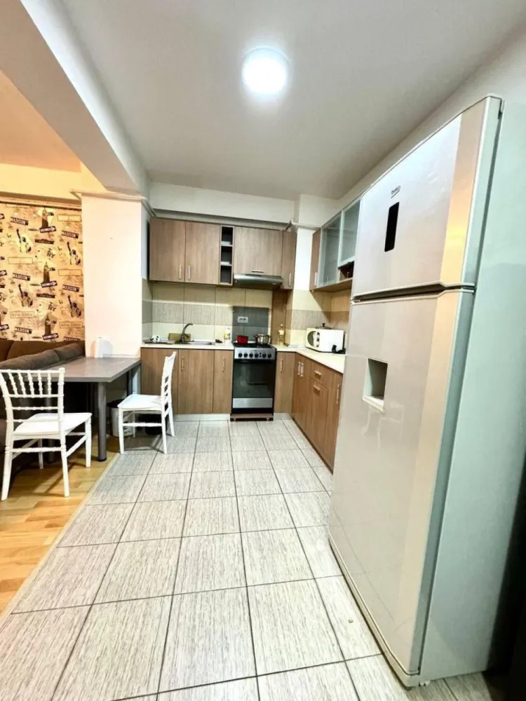Apartament 2 camere - Militari Residence - Rezervelor - Agentie imobiliara - comision 50%

Vă propunem spre închiriere un apartament cu 2 camere, situat în Militari Residence ideal pentru cei care își doresc confort și acces rapid la facilități.

*Detalii proprietate:*

* Apartament 2 camere
* Complet mobilat și utilat, gata de mutare imediată
* Spații bine compartimentate, oferind confort și funcționalitate
* Bucătărie echipată cu electrocasnice necesare
* Ideal pentru cupluri sau persoane singure

*Avantaje locație:*

* Acces rapid la supermarketuri, restaurante și alte puncte de interes
* Aproape de mijloace de transport în comun
* Zonă liniștită, cu acces facil către București

*Condiții închiriere:*

* Se închiriază prin intermediul agenției imobiliare
* Comision: 50% din valoarea unei luni de chirie

Apartamentul este pregătit pentru noii chiriași și oferă un echilibru foarte bun între confort, locație și accesibilitate.

Pentru mai multe detalii sau programarea unei vizionări, vă stăm la dispoziție.