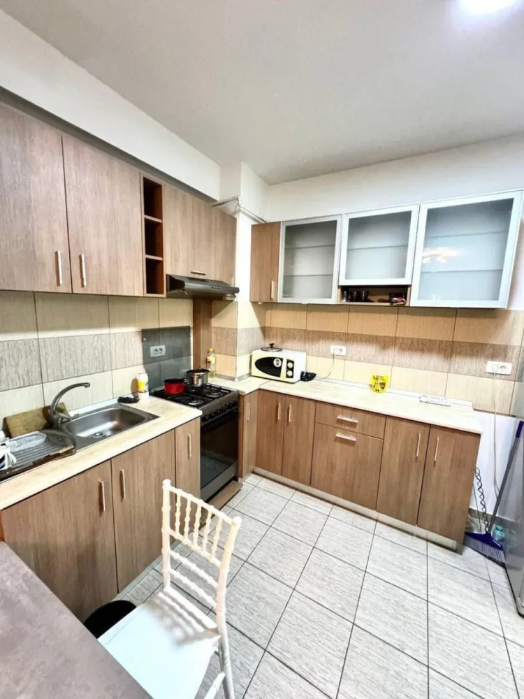Apartament 2 camere - Militari Residence - Rezervelor - Agentie imobiliara - comision 50%

Vă propunem spre închiriere un apartament cu 2 camere, situat în Militari Residence ideal pentru cei care își doresc confort și acces rapid la facilități.

*Detalii proprietate:*

* Apartament 2 camere
* Complet mobilat și utilat, gata de mutare imediată
* Spații bine compartimentate, oferind confort și funcționalitate
* Bucătărie echipată cu electrocasnice necesare
* Ideal pentru cupluri sau persoane singure

*Avantaje locație:*

* Acces rapid la supermarketuri, restaurante și alte puncte de interes
* Aproape de mijloace de transport în comun
* Zonă liniștită, cu acces facil către București

*Condiții închiriere:*

* Se închiriază prin intermediul agenției imobiliare
* Comision: 50% din valoarea unei luni de chirie

Apartamentul este pregătit pentru noii chiriași și oferă un echilibru foarte bun între confort, locație și accesibilitate.

Pentru mai multe detalii sau programarea unei vizionări, vă stăm la dispoziție.