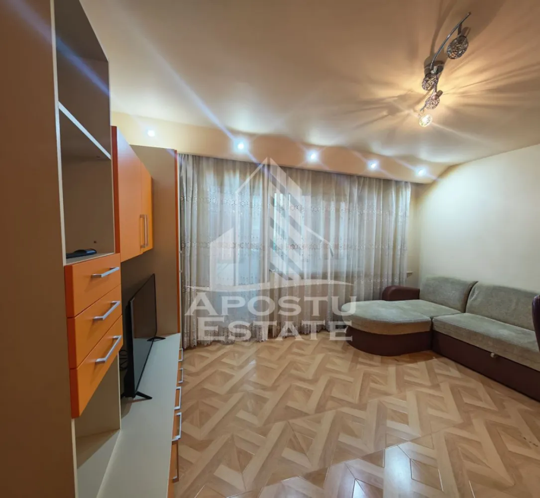 Apartament 3 camere si 2 bai de vanzare, zona Aradului, Timisoara - Agentia imobiliara Apostu Estate va oferă spre vânzare, un apartament cu 3 camere situat la etaj intermediar, la etajul 2 al unui bloc cred dispune de acoperis din tigla, in zona Aradului, Timisoara.

Apartamentul este semidecomandat si are o suprafata aproximativa de 66 pm + doua balcoane, fiind compartimentat astfel:
- hol de acces 
- dormitor 
- baie de serviciu 
- living spatios cu acces pe balcon 
- dormitor matrimonial luminos cu balcon deschis 
- baie prevazuta cu cada si geam pentru aerisire 

Confortul termic este realizat prin termoficare, dar exista proiect de gaz facut in vederea montarii centralei proprii, dar si prin intermediul aparatului de aer condiționat.

Agentia imobiliara Apostu Estate va ofera consultanta bancara gratuita prin intermediul colaboratorilor nostri pentru alegerea celui mai potrivit tip de credit, astfel incat tu sa devi noul proprietar al acestui apartament.

Va asteptam cu drag la o vizionare chiar astazi!