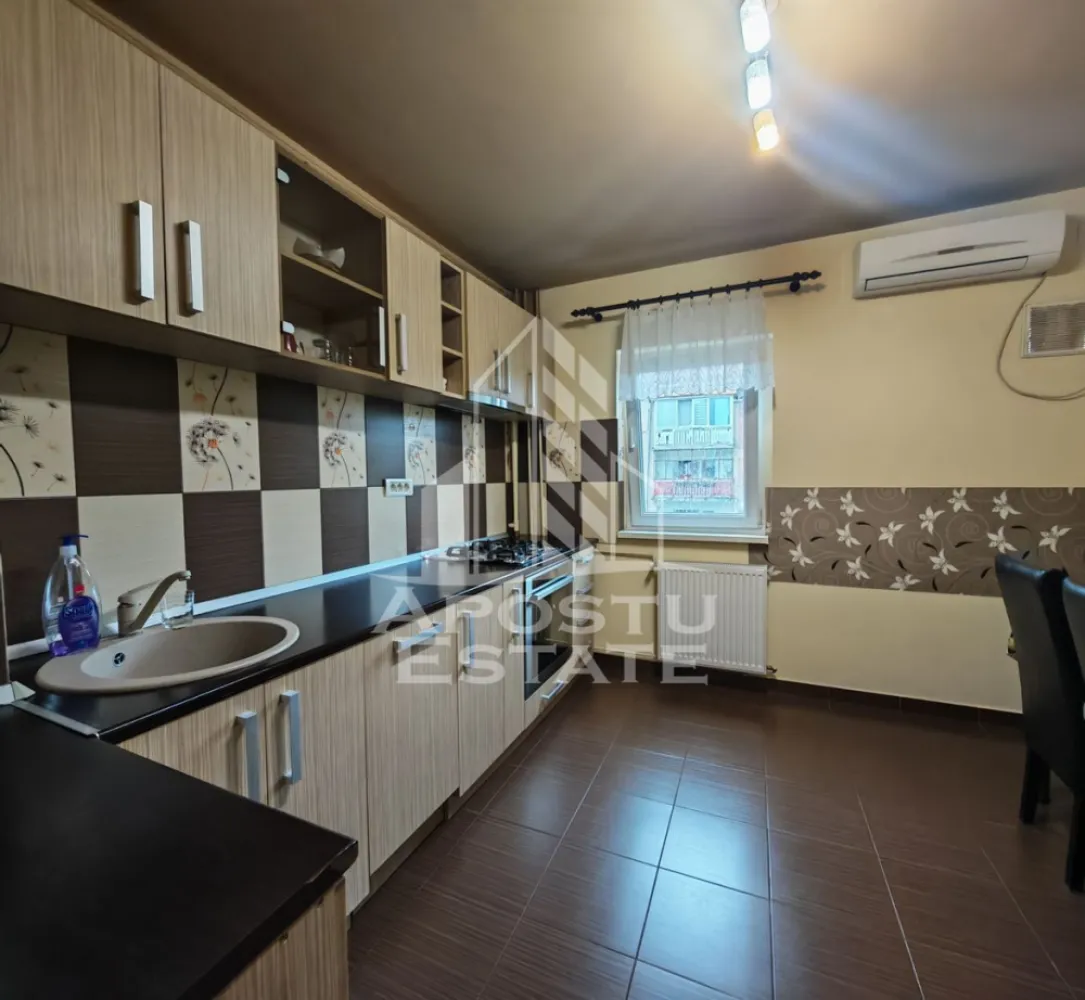 Apartament 3 camere si 2 bai de vanzare, zona Aradului, Timisoara - Agentia imobiliara Apostu Estate va oferă spre vânzare, un apartament cu 3 camere situat la etaj intermediar, la etajul 2 al unui bloc cred dispune de acoperis din tigla, in zona Aradului, Timisoara.

Apartamentul este semidecomandat si are o suprafata aproximativa de 66 pm + doua balcoane, fiind compartimentat astfel:
- hol de acces 
- dormitor 
- baie de serviciu 
- living spatios cu acces pe balcon 
- dormitor matrimonial luminos cu balcon deschis 
- baie prevazuta cu cada si geam pentru aerisire 

Confortul termic este realizat prin termoficare, dar exista proiect de gaz facut in vederea montarii centralei proprii, dar si prin intermediul aparatului de aer condiționat.

Agentia imobiliara Apostu Estate va ofera consultanta bancara gratuita prin intermediul colaboratorilor nostri pentru alegerea celui mai potrivit tip de credit, astfel incat tu sa devi noul proprietar al acestui apartament.

Va asteptam cu drag la o vizionare chiar astazi!