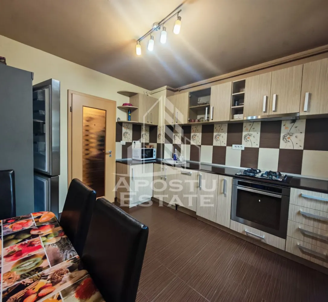 Apartament 3 camere si 2 bai de vanzare, zona Aradului, Timisoara - Agentia imobiliara Apostu Estate va oferă spre vânzare, un apartament cu 3 camere situat la etaj intermediar, la etajul 2 al unui bloc cred dispune de acoperis din tigla, in zona Aradului, Timisoara.

Apartamentul este semidecomandat si are o suprafata aproximativa de 66 pm + doua balcoane, fiind compartimentat astfel:
- hol de acces 
- dormitor 
- baie de serviciu 
- living spatios cu acces pe balcon 
- dormitor matrimonial luminos cu balcon deschis 
- baie prevazuta cu cada si geam pentru aerisire 

Confortul termic este realizat prin termoficare, dar exista proiect de gaz facut in vederea montarii centralei proprii, dar si prin intermediul aparatului de aer condiționat.

Agentia imobiliara Apostu Estate va ofera consultanta bancara gratuita prin intermediul colaboratorilor nostri pentru alegerea celui mai potrivit tip de credit, astfel incat tu sa devi noul proprietar al acestui apartament.

Va asteptam cu drag la o vizionare chiar astazi!