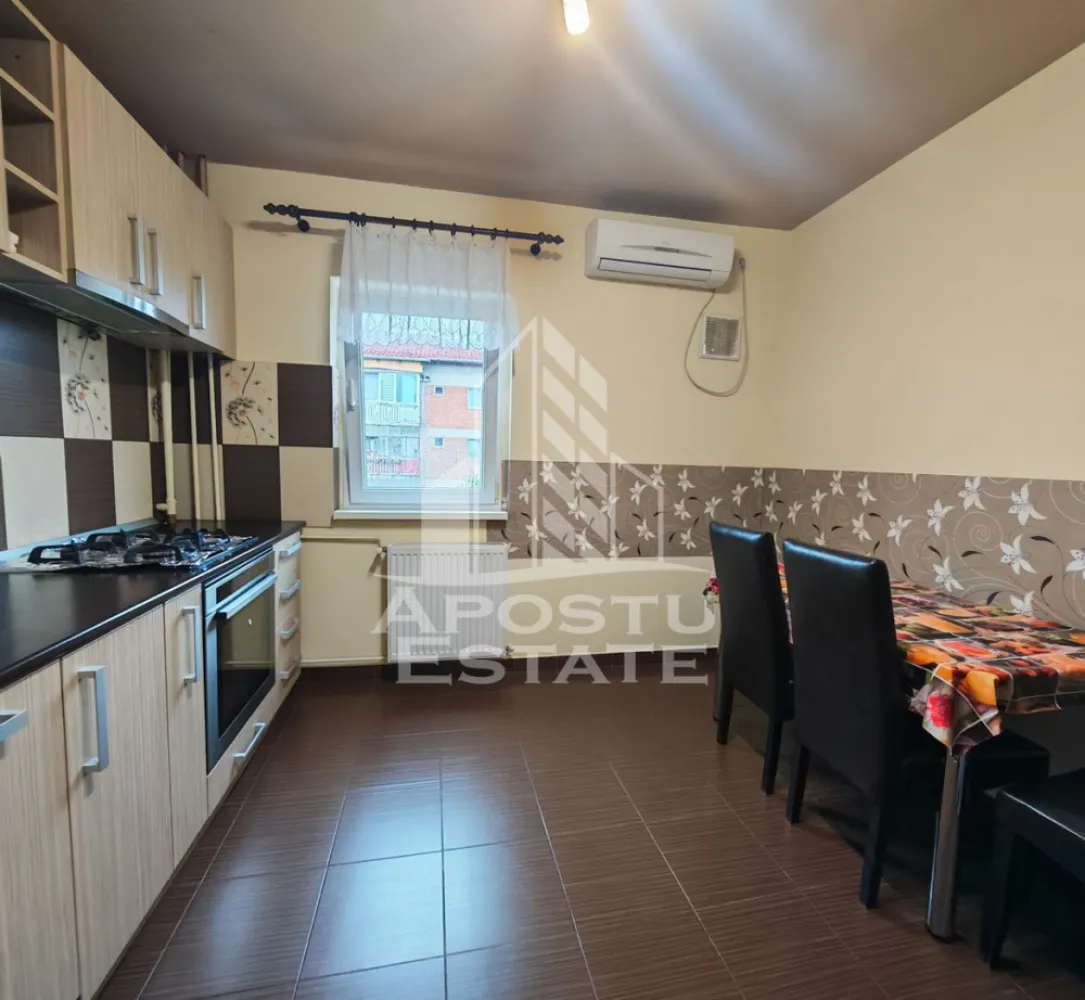 Apartament 3 camere si 2 bai de vanzare, zona Aradului, Timisoara - Agentia imobiliara Apostu Estate va oferă spre vânzare, un apartament cu 3 camere situat la etaj intermediar, la etajul 2 al unui bloc cred dispune de acoperis din tigla, in zona Aradului, Timisoara.

Apartamentul este semidecomandat si are o suprafata aproximativa de 66 pm + doua balcoane, fiind compartimentat astfel:
- hol de acces 
- dormitor 
- baie de serviciu 
- living spatios cu acces pe balcon 
- dormitor matrimonial luminos cu balcon deschis 
- baie prevazuta cu cada si geam pentru aerisire 

Confortul termic este realizat prin termoficare, dar exista proiect de gaz facut in vederea montarii centralei proprii, dar si prin intermediul aparatului de aer condiționat.

Agentia imobiliara Apostu Estate va ofera consultanta bancara gratuita prin intermediul colaboratorilor nostri pentru alegerea celui mai potrivit tip de credit, astfel incat tu sa devi noul proprietar al acestui apartament.

Va asteptam cu drag la o vizionare chiar astazi!