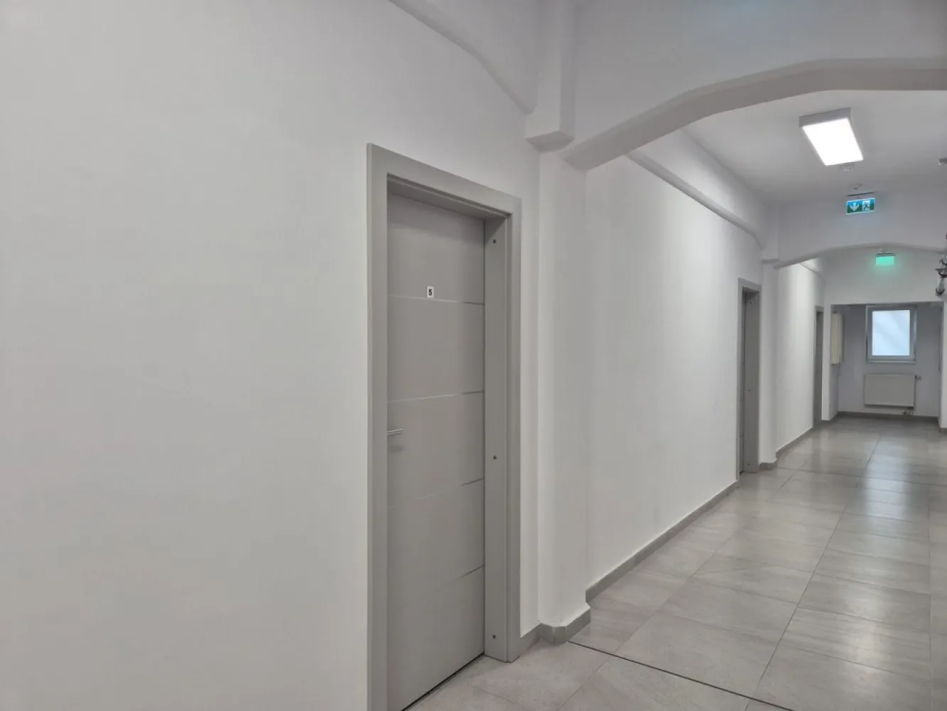 Comision 0 - Spații birouri libere, zonă centrală - Vă propunem spre închiriere în zona centrală a Brașovului, la 5 minute de Centru Civic și mall Afi,
spații de birouri cu toate dotările și facilitățile necesare desfășurării activității, acces cu lift și lumină naturală.

- complex cu pază permanentă, monitorizată 
- posibilitate locuri de parcare contracost
- posibilitate recompartimentare
- amenajări personalizate, la cerere
Indiferent de spațiului ales, pardoseala este acoperită cu mochetă sau parchet, instalație electrică de iluminat prevăzută cu led, aer condiționat, grupuri sanitare proprii noi, tavan casetat posibilitate alte dotări la cerere 
( bucătărie, sală de mese, instalație electrică de curenți slabi, acces cu cartelă și altele)

Spații birouri 

1.- birou situat la etajul 1, în suprafață de 32,47 mp la prețul de 12 eur + TVA /mp
2 – la Parter, în suprafață de 135 mp, compus din 5 birouri, bucătărie, grupuri sanitare, preț 13 eur + TVA
3. - situat la etajul 2, în suprafață de 41,8 mp, preț 12 eur + TVA/ mp
4. – situat la etajul 1, în suprafață de 130 mp, compus din 3 încăperi, preț 12 eur+ TVA/mp