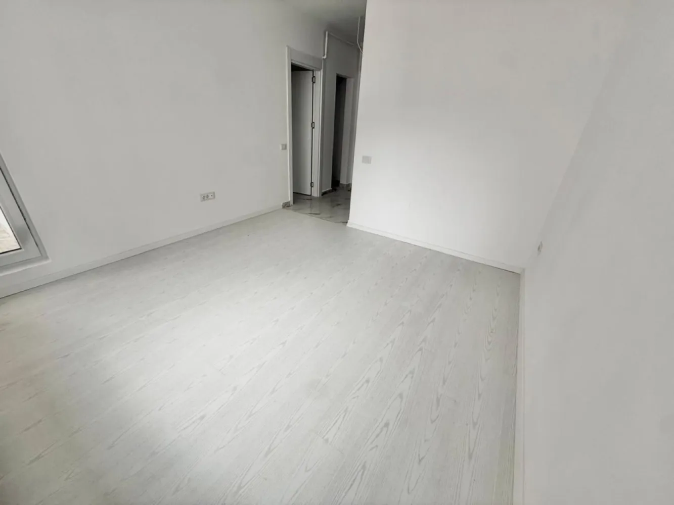 Garsoniera cartier Militari Residence- mutare imediata!! - TVA INCLUS !! Vă prezentăm o garsonieră deosebită, situată în cartierul Militari Residence, într-un bloc modern cu regim de înălțime P+6, poziționat strategic pentru a vă oferi confort și accesibilitate. Detalii proprietate: - Tip: Garsonieră - Etaj: 1 - Finalizata - mutare imediata !! - Locație: Militari Residence Avantaje: - Bloc nou, construit cu materiale de calitate, garantând un standard ridicat de confort. - Poziție excelentă, în imediata apropiere a mijloacelor de transport în comun, pentru o deplasare facilă către orice zonă a orașului. - Acces rapid la instituții educaționale (școli publice), centre comerciale, supermarketuri și mall-uri. - Zonă liniștită, ideală pentru locuit sau investiție. Acum este momentul să achiziționați locuința visurilor dumneavoastră! Contactați-ne pentru mai multe detalii și programarea unei vizionări.
