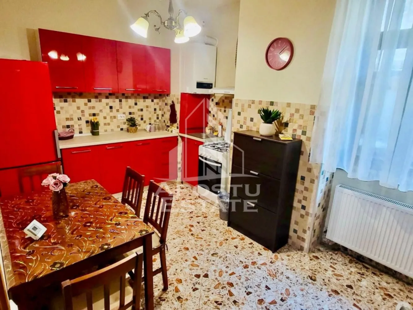 Apartament 1 camera de vânzare, zona Traian, Timisoara - Agentia imobiliara APOSTU ESTATE va propune spre vanzare un apartament cu 1 camera, renovat, situat la parterul unei curti comune, situat in zona Traian/Fabric din Timisoara, judetul Timis.
In curtea comuna regăsim 6 apartamente.
Apartamentul este amplasat la parterul unui imobil construit intre 1880-1900 si are o suprafata utila de 39 mp.
Confortul termic se realizeaza prin intermediul centralei proprii pe gaz cu sistem de incalzire prin calorifere.
Apartamentul este compartimentat astfel:

-bucatarie inchisa

-dormitor

-baie cu cabina de dus si geam de aerisire

Proprietatea se vinde cum se vede in poze si este o varianta ideala pentru familii, cuplu sau investitie.

Vecinatati: Piata Traian la 6 min de mers pe jos , mijloace de transport in comun,magazine,banci,farmacii la 6 min de mers pe jos, Iulius Mall la 11 min cu masina, Piata Unirii la 11 min cu masina, Fabrica de Bere la 4 min de mers pe jos, Facultatea de Medicina la 20 min de mers pe jos, Complexul Studentesc la 15 min de mers pe jos.

Agentia imobiliara Apostu Estate va ofera consultanta bancara gratuita prin intermediul colaboratorilor nostri pentru alegerea celui mai potrivit tip de credit, astfel incat tu sa devi noul proprietar al acestui apartament.

Va asteptam cu drag la o vizionare!
Id intern:CP3186208