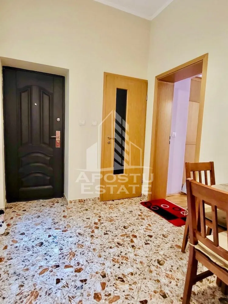 Apartament 1 camera de vânzare, zona Traian, Timisoara - Agentia imobiliara APOSTU ESTATE va propune spre vanzare un apartament cu 1 camera, renovat, situat la parterul unei curti comune, situat in zona Traian/Fabric din Timisoara, judetul Timis.
In curtea comuna regăsim 6 apartamente.
Apartamentul este amplasat la parterul unui imobil construit intre 1880-1900 si are o suprafata utila de 39 mp.
Confortul termic se realizeaza prin intermediul centralei proprii pe gaz cu sistem de incalzire prin calorifere.
Apartamentul este compartimentat astfel:

-bucatarie inchisa

-dormitor

-baie cu cabina de dus si geam de aerisire

Proprietatea se vinde cum se vede in poze si este o varianta ideala pentru familii, cuplu sau investitie.

Vecinatati: Piata Traian la 6 min de mers pe jos , mijloace de transport in comun,magazine,banci,farmacii la 6 min de mers pe jos, Iulius Mall la 11 min cu masina, Piata Unirii la 11 min cu masina, Fabrica de Bere la 4 min de mers pe jos, Facultatea de Medicina la 20 min de mers pe jos, Complexul Studentesc la 15 min de mers pe jos.

Agentia imobiliara Apostu Estate va ofera consultanta bancara gratuita prin intermediul colaboratorilor nostri pentru alegerea celui mai potrivit tip de credit, astfel incat tu sa devi noul proprietar al acestui apartament.

Va asteptam cu drag la o vizionare!
Id intern:CP3186208