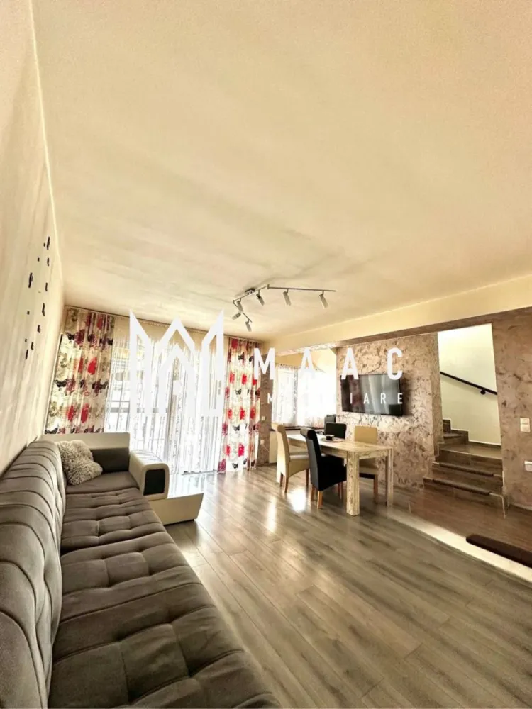 Casa 4 camere I Terasa I Selimbar - Va propunem spre vanzare o casa triplex cu 4 camere din zona Selimbar.

Locuinta cuprinde:
 parter: hol intrare, bucatarie deschisa, living cu iesire in terasa, grup sanitar de serviciu.
 etaj: hol, 2 dormitoare cu iesire in balcon, dresing, baie cu geam de aerisire.
 mansarda: dormitor, baie cu geam de aerisire.

Aferent 2 locuri de parcare.

Zona in plina dezvoltare cu acces rapid la centre comerciale, de agrement, de invatamant etc..

Pentru mai multe informatii, precizati telefonic ca ati vizionat anuntul cu ID: CP2908174