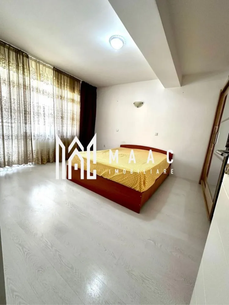 Casa 4 camere I Terasa I Selimbar - Va propunem spre vanzare o casa triplex cu 4 camere din zona Selimbar.

Locuinta cuprinde:
 parter: hol intrare, bucatarie deschisa, living cu iesire in terasa, grup sanitar de serviciu.
 etaj: hol, 2 dormitoare cu iesire in balcon, dresing, baie cu geam de aerisire.
 mansarda: dormitor, baie cu geam de aerisire.

Aferent 2 locuri de parcare.

Zona in plina dezvoltare cu acces rapid la centre comerciale, de agrement, de invatamant etc..

Pentru mai multe informatii, precizati telefonic ca ati vizionat anuntul cu ID: CP2908174