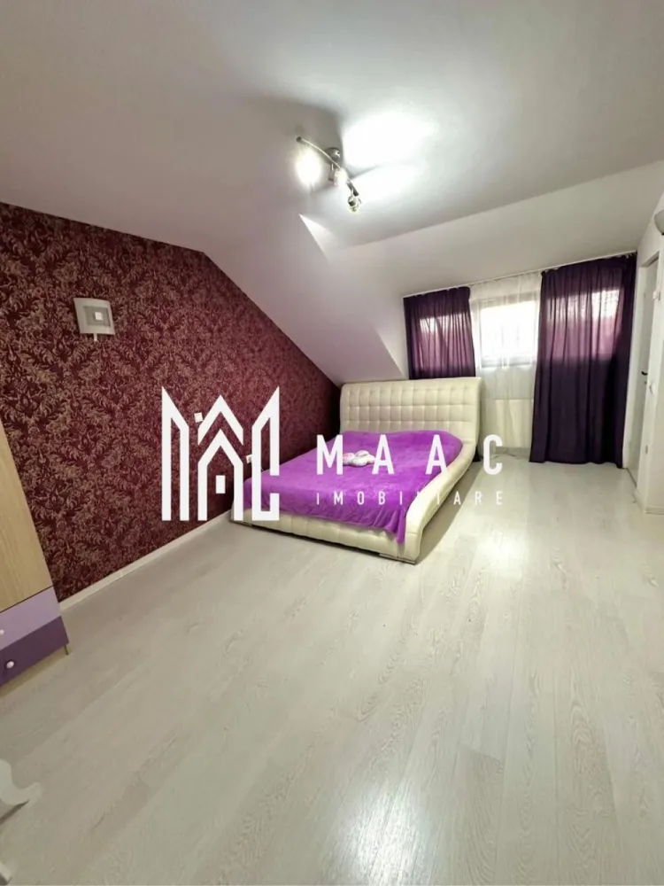 Casa 4 camere I Terasa I Selimbar - Va propunem spre vanzare o casa triplex cu 4 camere din zona Selimbar.

Locuinta cuprinde:
 parter: hol intrare, bucatarie deschisa, living cu iesire in terasa, grup sanitar de serviciu.
 etaj: hol, 2 dormitoare cu iesire in balcon, dresing, baie cu geam de aerisire.
 mansarda: dormitor, baie cu geam de aerisire.

Aferent 2 locuri de parcare.

Zona in plina dezvoltare cu acces rapid la centre comerciale, de agrement, de invatamant etc..

Pentru mai multe informatii, precizati telefonic ca ati vizionat anuntul cu ID: CP2908174